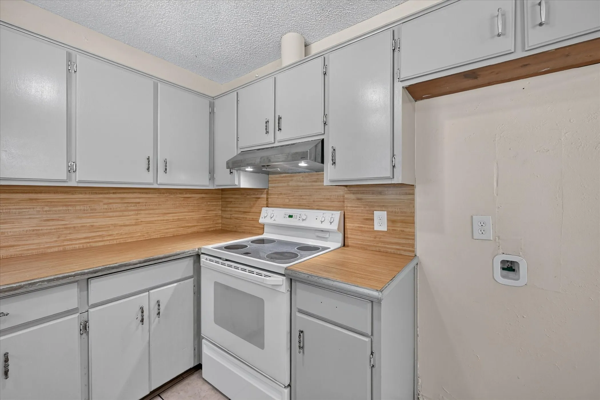 Single Family Residence For Sale in Tarrant County , 209 Water Lane, Crowley, Texas 76036, 3 Bedroom, 2 Bathroom, 2 Garage spaces, 1,080 Sqft, built in 1983, mls#21381198, Real Estate Agent in Crowley, Homes For Sale in Tarrant county, Homes For Sale in Crowley, Realtor in Crowley Texas, Real Estate Brokerage Independent Realty Texas, Luminita Cordes Realtor