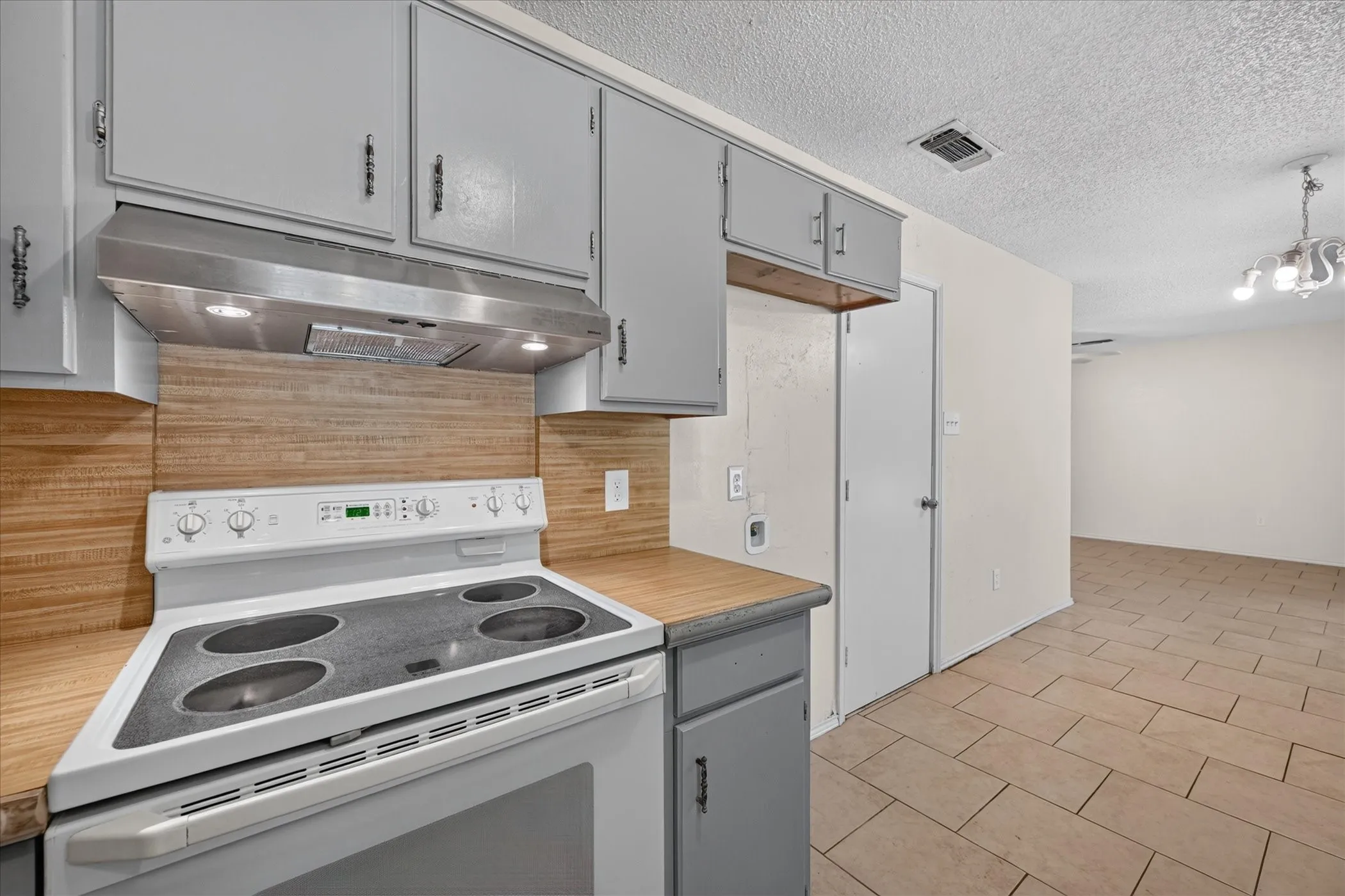 Single Family Residence For Sale in Tarrant County , 209 Water Lane, Crowley, Texas 76036, 3 Bedroom, 2 Bathroom, 2 Garage spaces, 1,080 Sqft, built in 1983, mls#21381198, Real Estate Agent in Crowley, Homes For Sale in Tarrant county, Homes For Sale in Crowley, Realtor in Crowley Texas, Real Estate Brokerage Independent Realty Texas, Luminita Cordes Realtor