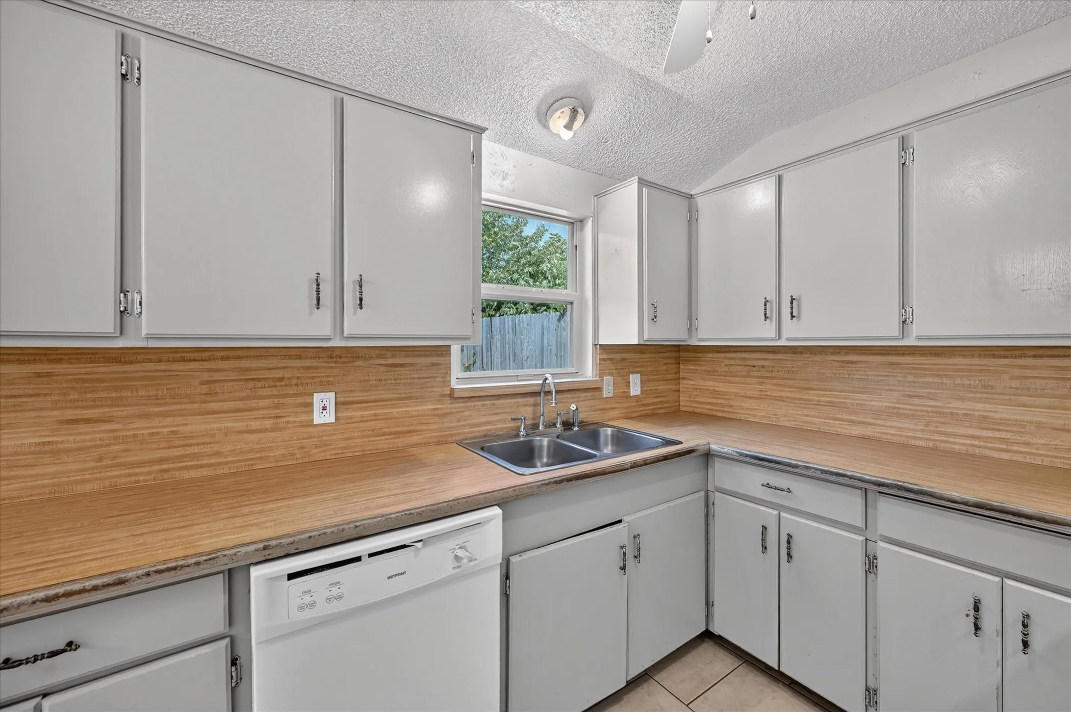 Single Family Residence For Sale in Tarrant County , 209 Water Lane, Crowley, Texas 76036, 3 Bedroom, 2 Bathroom, 2 Garage spaces, 1,080 Sqft, built in 1983, mls#21381198, Real Estate Agent in Crowley, Homes For Sale in Tarrant county, Homes For Sale in Crowley, Realtor in Crowley Texas, Real Estate Brokerage Independent Realty Texas, Luminita Cordes Realtor