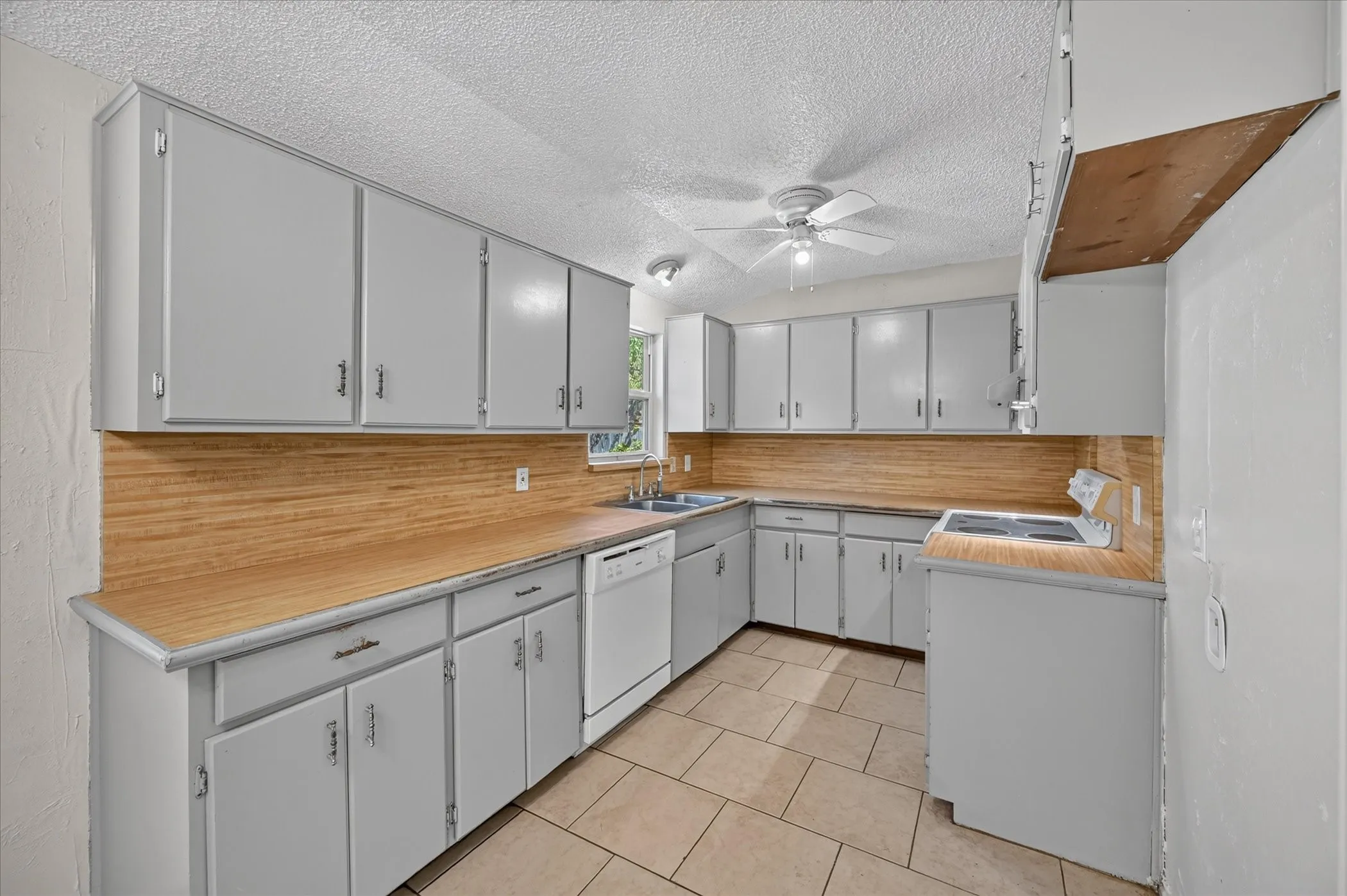 Single Family Residence For Sale in Tarrant County , 209 Water Lane, Crowley, Texas 76036, 3 Bedroom, 2 Bathroom, 2 Garage spaces, 1,080 Sqft, built in 1983, mls#21381198, Real Estate Agent in Crowley, Homes For Sale in Tarrant county, Homes For Sale in Crowley, Realtor in Crowley Texas, Real Estate Brokerage Independent Realty Texas, Luminita Cordes Realtor
