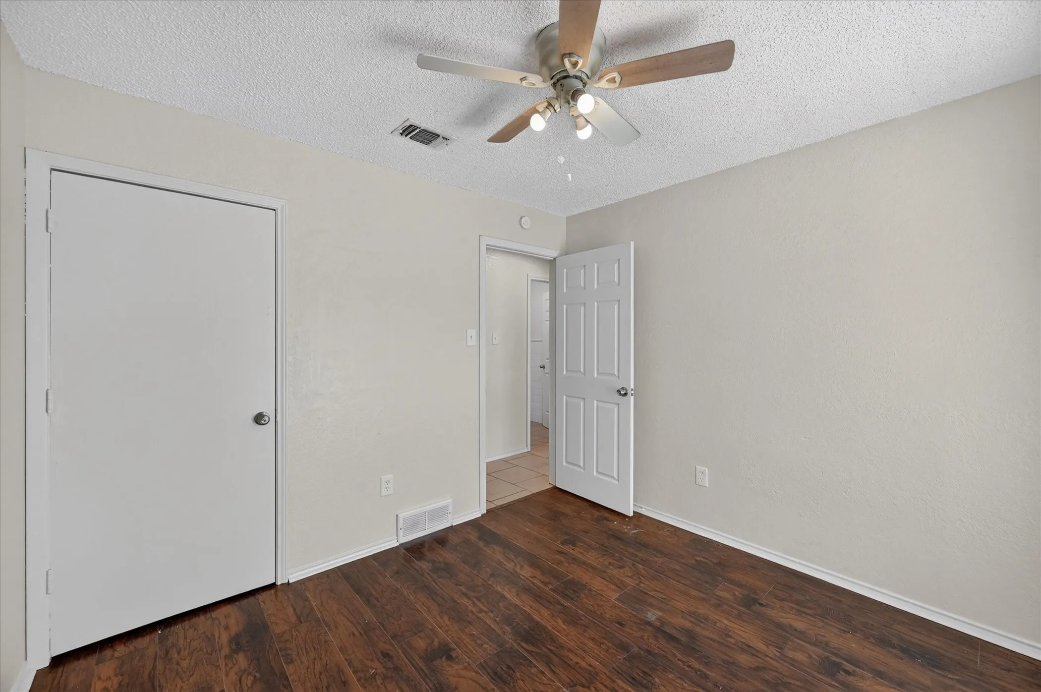 Single Family Residence For Sale in Tarrant County , 209 Water Lane, Crowley, Texas 76036, 3 Bedroom, 2 Bathroom, 2 Garage spaces, 1,080 Sqft, built in 1983, mls#21381198, Real Estate Agent in Crowley, Homes For Sale in Tarrant county, Homes For Sale in Crowley, Realtor in Crowley Texas, Real Estate Brokerage Independent Realty Texas, Luminita Cordes Realtor