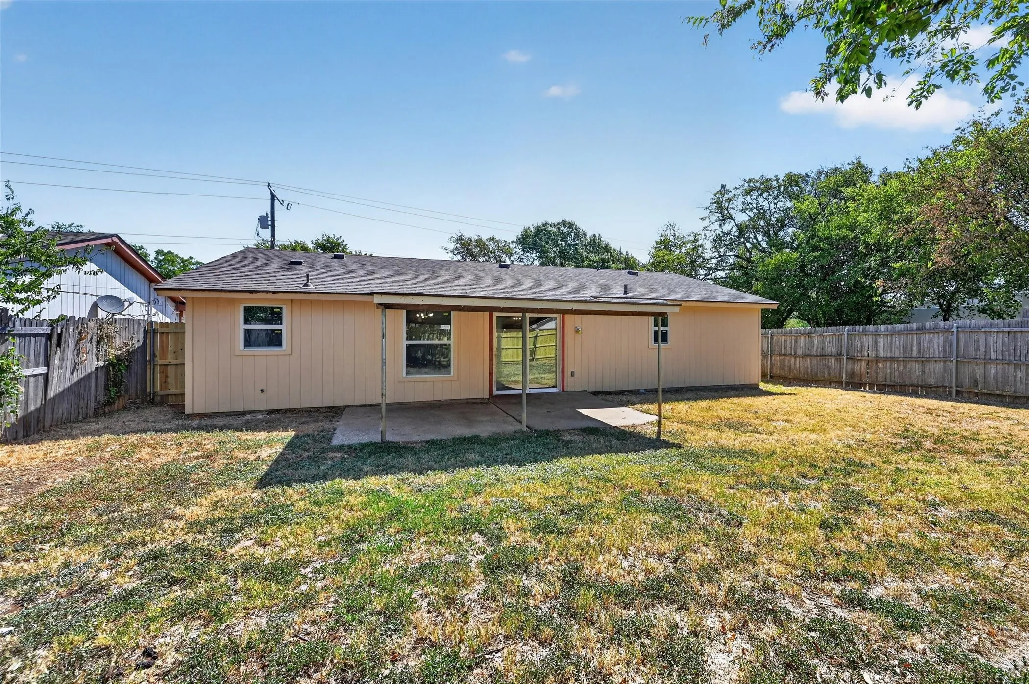 Single Family Residence For Sale in Tarrant County , 209 Water Lane, Crowley, Texas 76036, 3 Bedroom, 2 Bathroom, 2 Garage spaces, 1,080 Sqft, built in 1983, mls#21381198, Real Estate Agent in Crowley, Homes For Sale in Tarrant county, Homes For Sale in Crowley, Realtor in Crowley Texas, Real Estate Brokerage Independent Realty Texas, Luminita Cordes Realtor