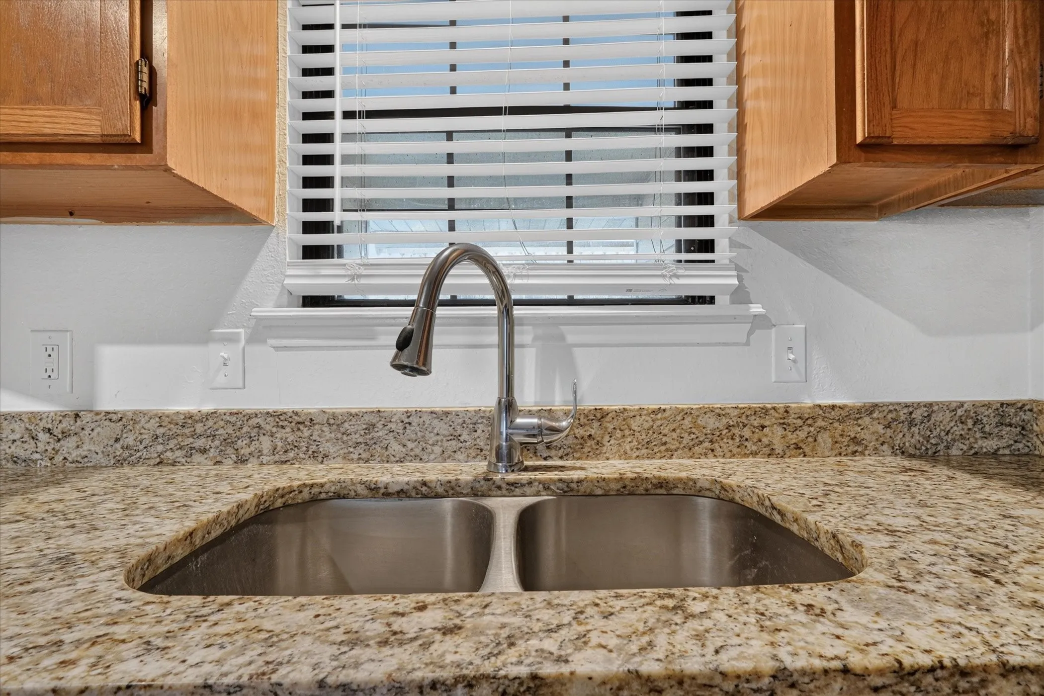 Condominium For Rent in Dallas County , 210 Rolston Road 2, Irving, Texas 75060, 2 Bedroom, 2 Bathroom, Garage spaces, 1,072 Sqft, built in 1983, mls#21386802, Real Estate Agent in Irving, Homes For Rent in Dallas county, Homes For Rent in Irving, Realtor in Irving Texas, Real Estate Brokerage Independent Realty Texas, Luminita Cordes Realtor
