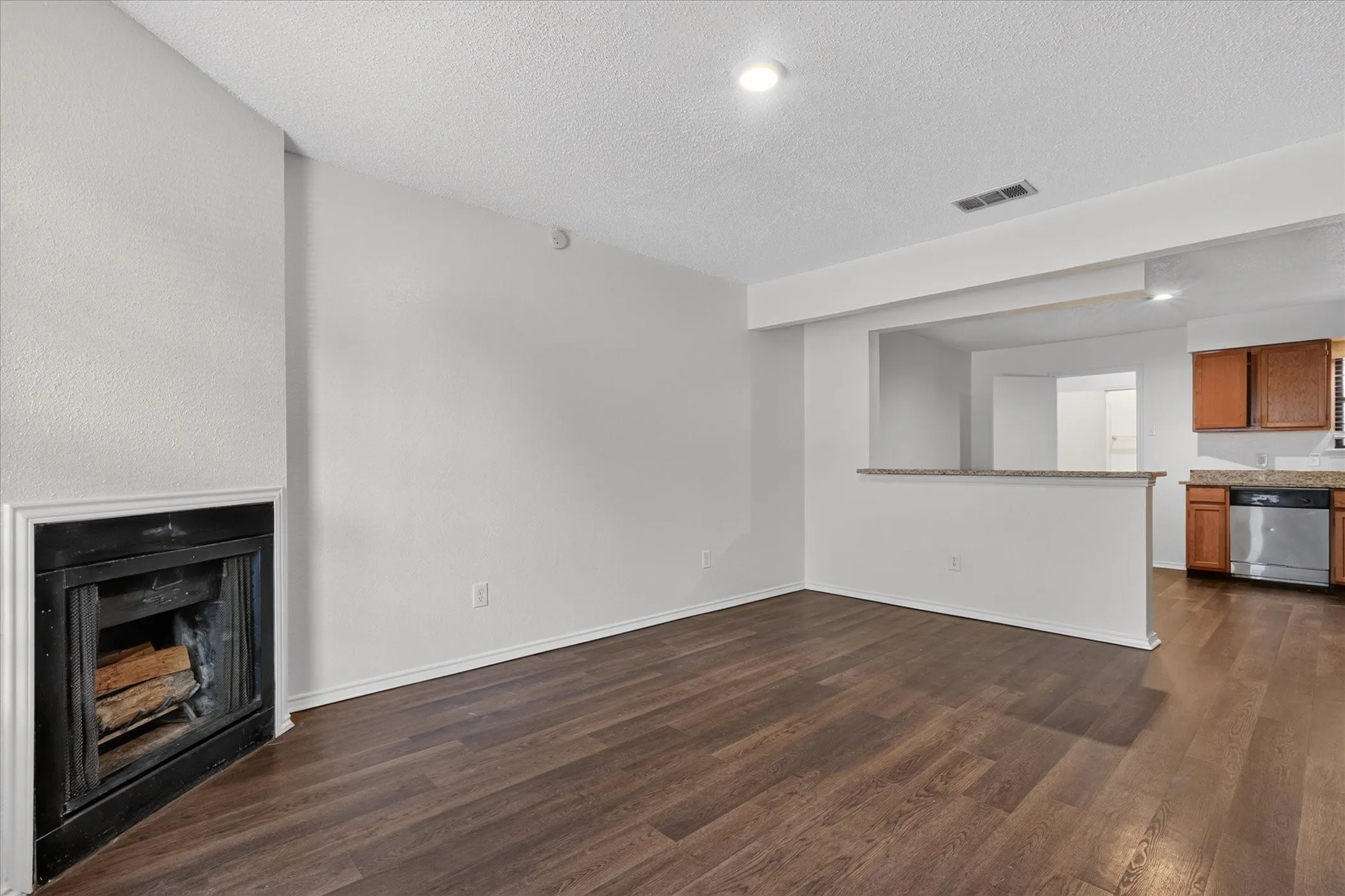 Condominium For Rent in Dallas County , 210 Rolston Road 2, Irving, Texas 75060, 2 Bedroom, 2 Bathroom, Garage spaces, 1,072 Sqft, built in 1983, mls#21386802, Real Estate Agent in Irving, Homes For Rent in Dallas county, Homes For Rent in Irving, Realtor in Irving Texas, Real Estate Brokerage Independent Realty Texas, Luminita Cordes Realtor