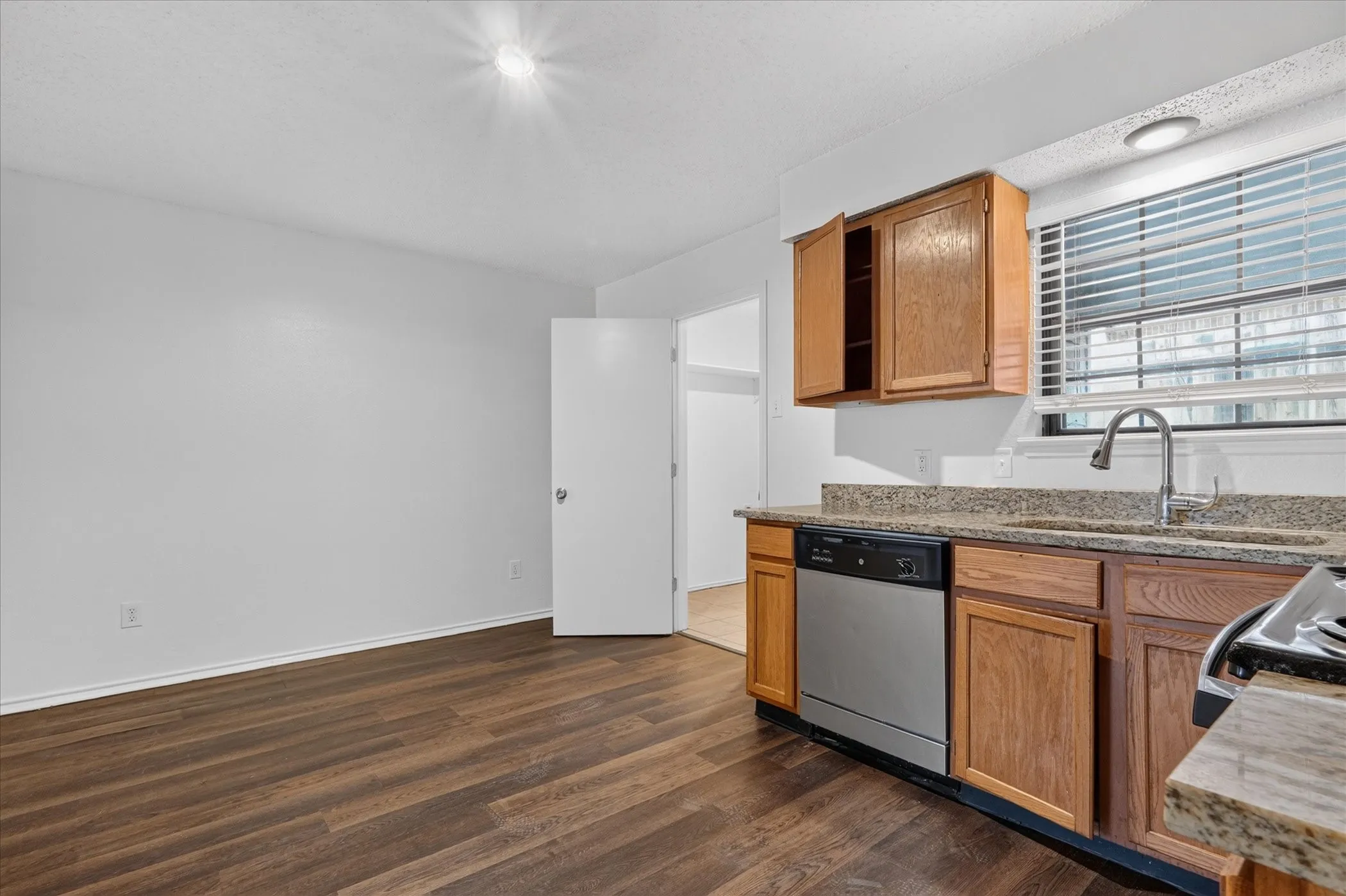 Condominium For Rent in Dallas County , 210 Rolston Road 2, Irving, Texas 75060, 2 Bedroom, 2 Bathroom, Garage spaces, 1,072 Sqft, built in 1983, mls#21386802, Real Estate Agent in Irving, Homes For Rent in Dallas county, Homes For Rent in Irving, Realtor in Irving Texas, Real Estate Brokerage Independent Realty Texas, Luminita Cordes Realtor