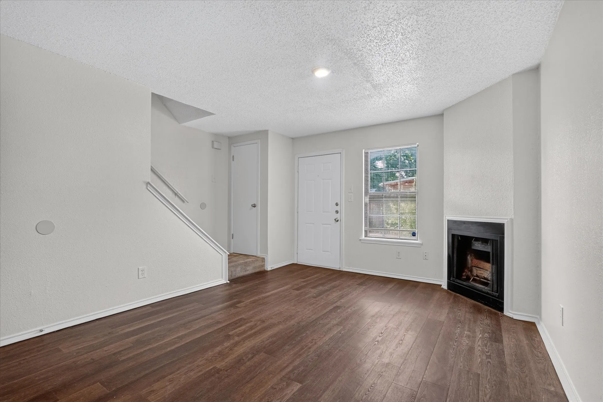 Condominium For Rent in Dallas County , 210 Rolston Road 2, Irving, Texas 75060, 2 Bedroom, 2 Bathroom, Garage spaces, 1,072 Sqft, built in 1983, mls#21386802, Real Estate Agent in Irving, Homes For Rent in Dallas county, Homes For Rent in Irving, Realtor in Irving Texas, Real Estate Brokerage Independent Realty Texas, Luminita Cordes Realtor