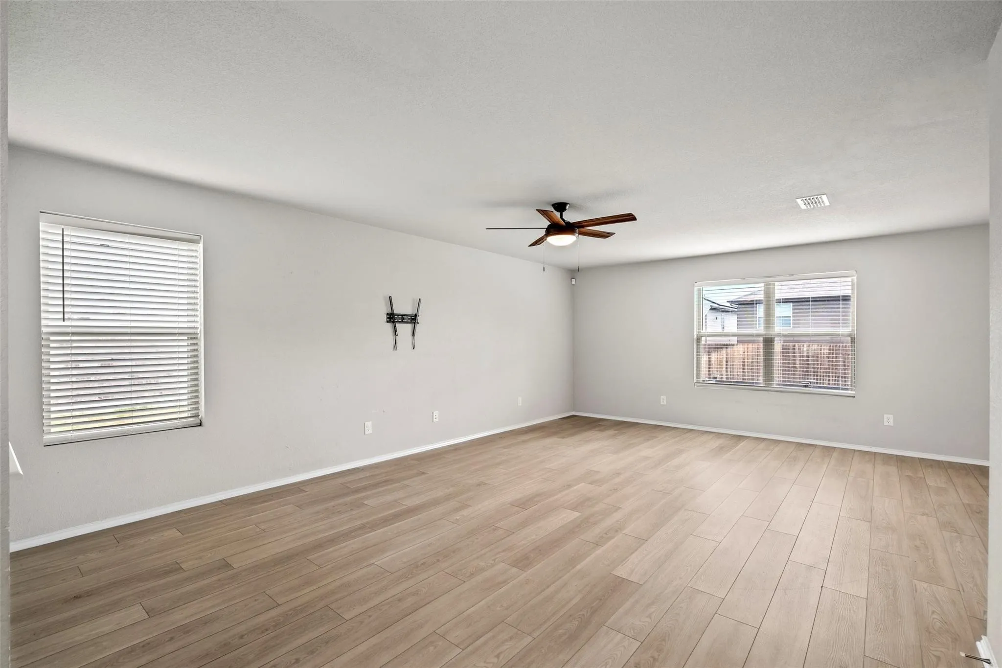 Single Family Residence For Rent in Tarrant County , 7904 Schooner Drive, Fort Worth, Texas 76179, 4 Bedroom, 3 Bathroom, 2 Garage spaces, 2,389 Sqft, built in 2022, mls#21386865, Real Estate Agent in Fort Worth, Homes For Rent in Tarrant county, Homes For Rent in Fort Worth, Realtor in Fort Worth Texas, Real Estate Brokerage Independent Realty Texas, Luminita Cordes Realtor