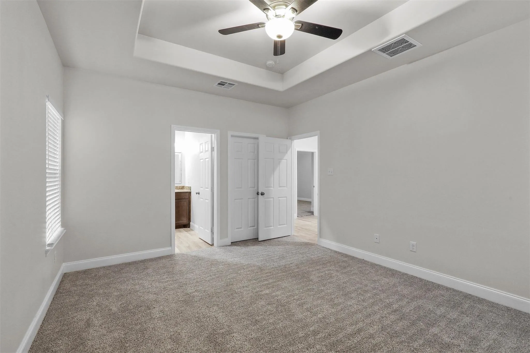 Tray ceiling with a ceiling fan