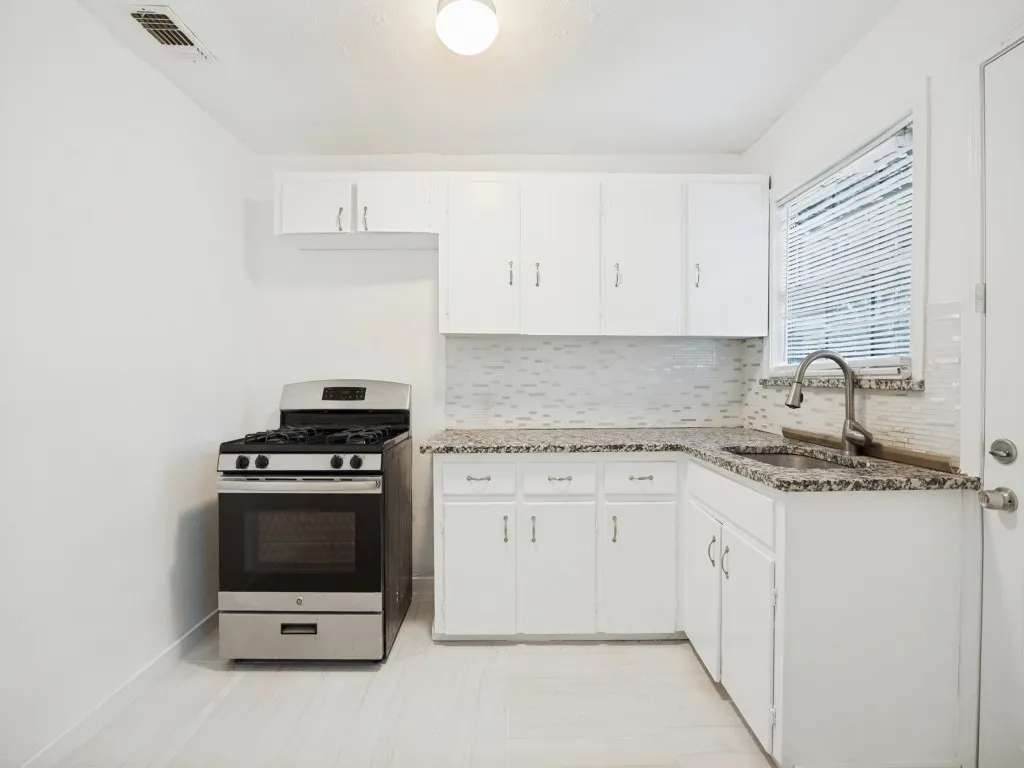 Single Family Residence For Sale in Dallas County , 140 Edgefield Drive, Garland, Texas 75040, 3 Bedroom, 1 Bathroom, Garage spaces, 1,076 Sqft, built in 1950, mls#21385970, Real Estate Agent in Garland, Homes For Sale in Dallas county, Homes For Sale in Garland, Realtor in Garland Texas, Real Estate Brokerage Independent Realty Texas, Luminita Cordes Realtor