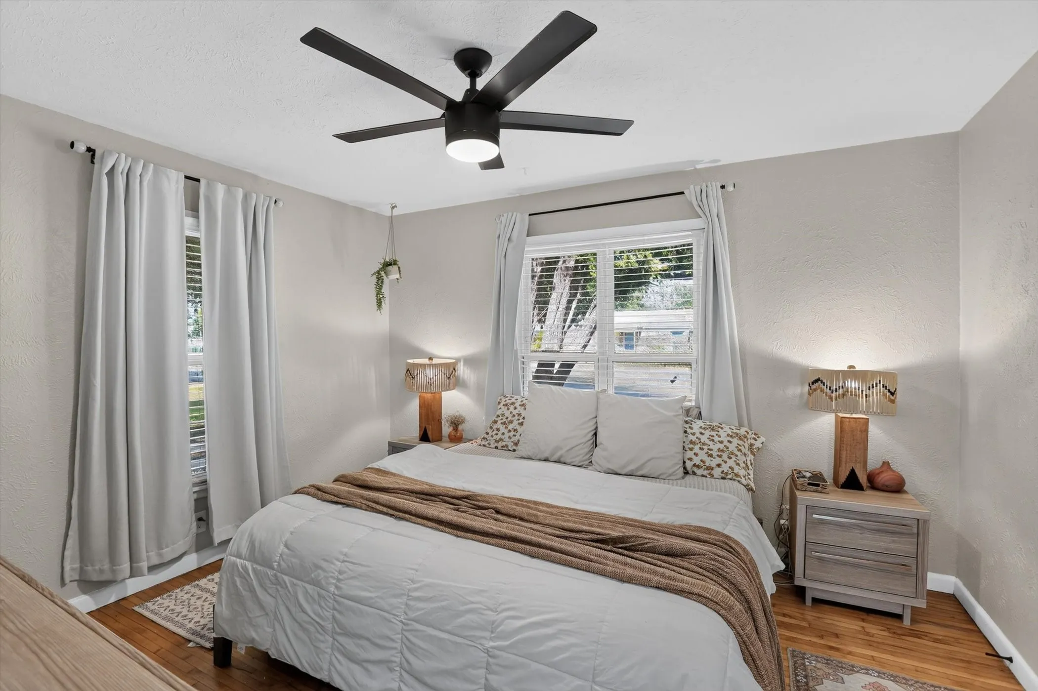 Single Family Residence For Rent in Dallas County , 10518 Dawn Drive, Dallas, Texas 75228, 3 Bedroom, 2 Bathroom, Garage spaces, 1,001 Sqft, built in 1950, mls#21387424, Real Estate Agent in Dallas, Homes For Rent in Dallas county, Homes For Rent in Dallas, Realtor in Dallas Texas, Real Estate Brokerage Independent Realty Texas, Luminita Cordes Realtor