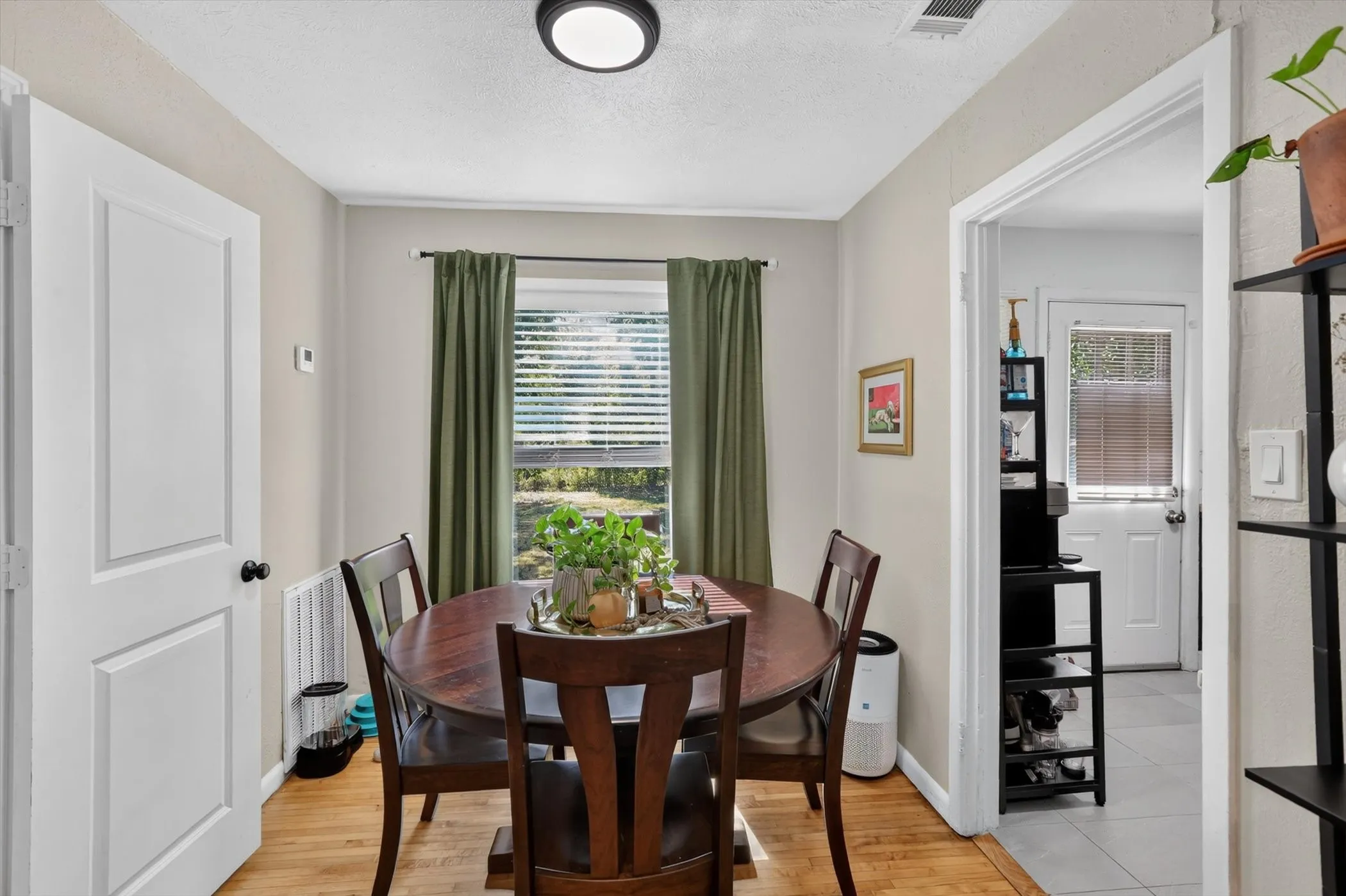 Single Family Residence For Rent in Dallas County , 10518 Dawn Drive, Dallas, Texas 75228, 3 Bedroom, 2 Bathroom, Garage spaces, 1,001 Sqft, built in 1950, mls#21387424, Real Estate Agent in Dallas, Homes For Rent in Dallas county, Homes For Rent in Dallas, Realtor in Dallas Texas, Real Estate Brokerage Independent Realty Texas, Luminita Cordes Realtor