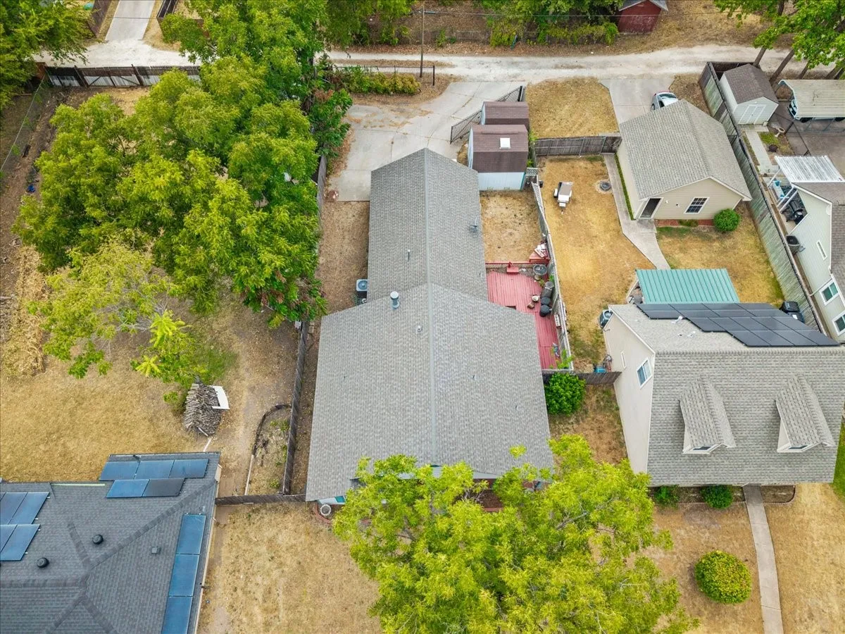 Single Family Residence For Sale in Ellis County , 510 E Avenue F, Midlothian, Texas 76065, 3 Bedroom, 2 Bathroom, 2 Garage spaces, 1,306 Sqft, built in 1999, mls#21387449, Real Estate Agent in Midlothian, Homes For Sale in Ellis county, Homes For Sale in Midlothian, Realtor in Midlothian Texas, Real Estate Brokerage Independent Realty Texas, Luminita Cordes Realtor