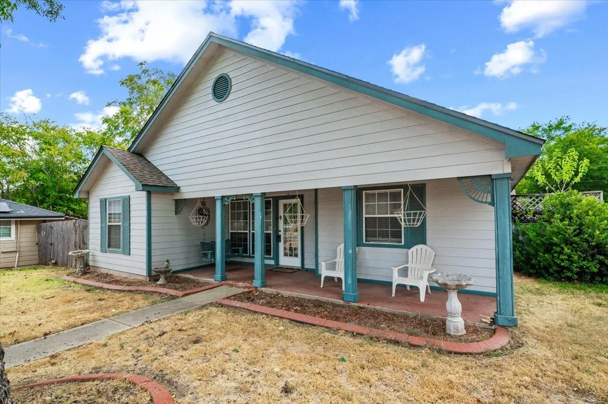 Single Family Residence For Sale in Ellis County , 510 E Avenue F, Midlothian, Texas 76065, 3 Bedroom, 2 Bathroom, 2 Garage spaces, 1,306 Sqft, built in 1999, mls#21387449, Real Estate Agent in Midlothian, Homes For Sale in Ellis county, Homes For Sale in Midlothian, Realtor in Midlothian Texas, Real Estate Brokerage Independent Realty Texas, Luminita Cordes Realtor