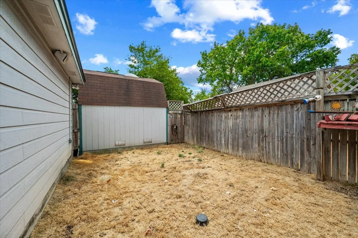 Single Family Residence For Sale in Ellis County , 510 E Avenue F, Midlothian, Texas 76065, 3 Bedroom, 2 Bathroom, 2 Garage spaces, 1,306 Sqft, built in 1999, mls#21387449, Real Estate Agent in Midlothian, Homes For Sale in Ellis county, Homes For Sale in Midlothian, Realtor in Midlothian Texas, Real Estate Brokerage Independent Realty Texas, Luminita Cordes Realtor