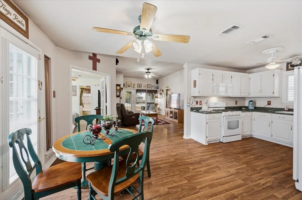 Single Family Residence For Sale in Ellis County , 510 E Avenue F, Midlothian, Texas 76065, 3 Bedroom, 2 Bathroom, 2 Garage spaces, 1,306 Sqft, built in 1999, mls#21387449, Real Estate Agent in Midlothian, Homes For Sale in Ellis county, Homes For Sale in Midlothian, Realtor in Midlothian Texas, Real Estate Brokerage Independent Realty Texas, Luminita Cordes Realtor