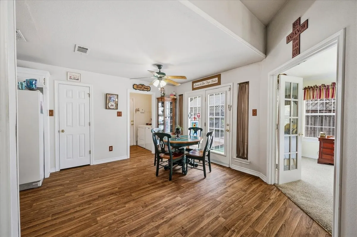 Single Family Residence For Sale in Ellis County , 510 E Avenue F, Midlothian, Texas 76065, 3 Bedroom, 2 Bathroom, 2 Garage spaces, 1,306 Sqft, built in 1999, mls#21387449, Real Estate Agent in Midlothian, Homes For Sale in Ellis county, Homes For Sale in Midlothian, Realtor in Midlothian Texas, Real Estate Brokerage Independent Realty Texas, Luminita Cordes Realtor