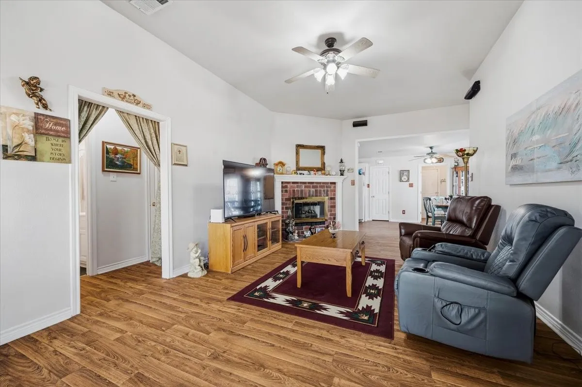 Single Family Residence For Sale in Ellis County , 510 E Avenue F, Midlothian, Texas 76065, 3 Bedroom, 2 Bathroom, 2 Garage spaces, 1,306 Sqft, built in 1999, mls#21387449, Real Estate Agent in Midlothian, Homes For Sale in Ellis county, Homes For Sale in Midlothian, Realtor in Midlothian Texas, Real Estate Brokerage Independent Realty Texas, Luminita Cordes Realtor