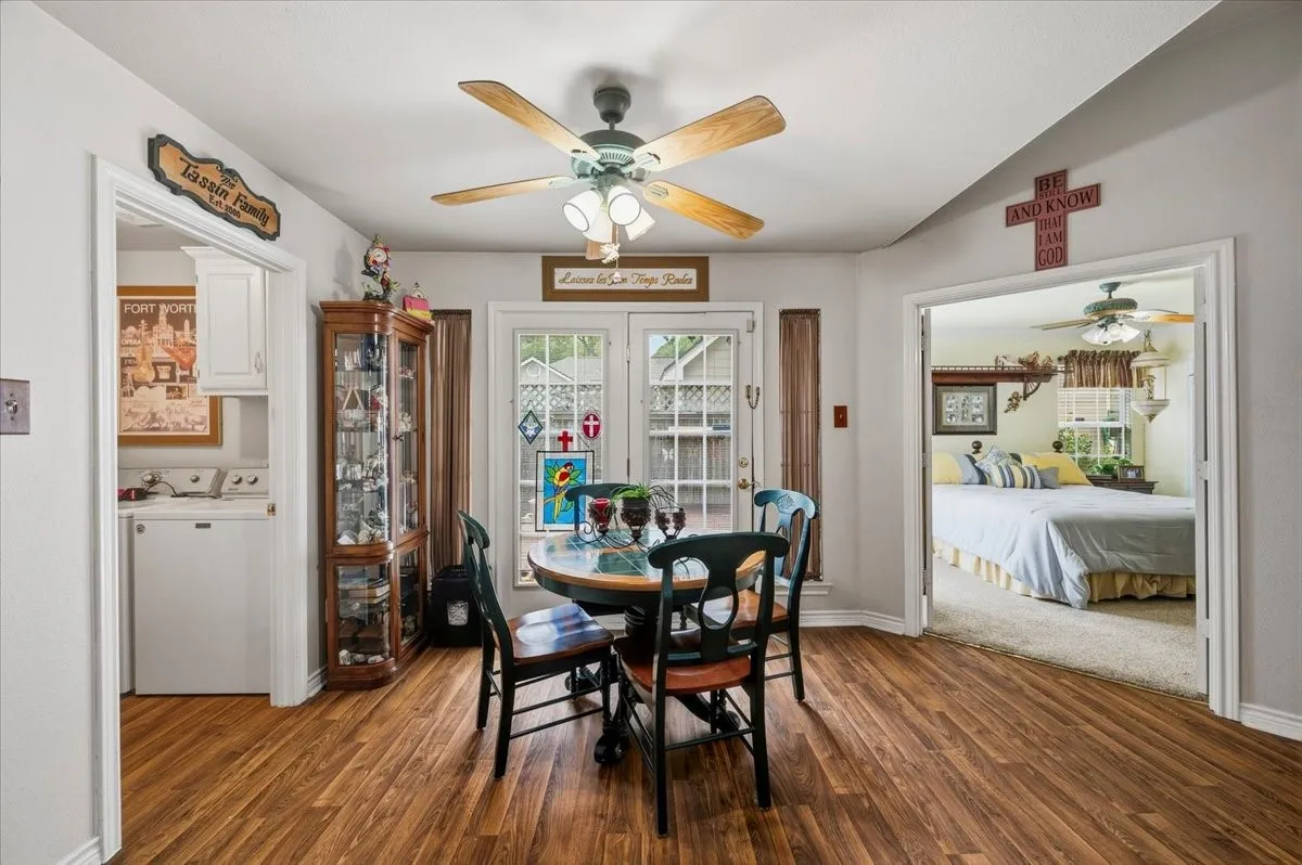 Single Family Residence For Sale in Ellis County , 510 E Avenue F, Midlothian, Texas 76065, 3 Bedroom, 2 Bathroom, 2 Garage spaces, 1,306 Sqft, built in 1999, mls#21387449, Real Estate Agent in Midlothian, Homes For Sale in Ellis county, Homes For Sale in Midlothian, Realtor in Midlothian Texas, Real Estate Brokerage Independent Realty Texas, Luminita Cordes Realtor