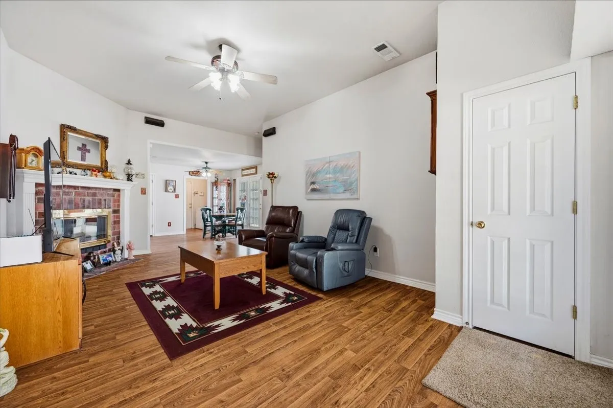 Single Family Residence For Sale in Ellis County , 510 E Avenue F, Midlothian, Texas 76065, 3 Bedroom, 2 Bathroom, 2 Garage spaces, 1,306 Sqft, built in 1999, mls#21387449, Real Estate Agent in Midlothian, Homes For Sale in Ellis county, Homes For Sale in Midlothian, Realtor in Midlothian Texas, Real Estate Brokerage Independent Realty Texas, Luminita Cordes Realtor