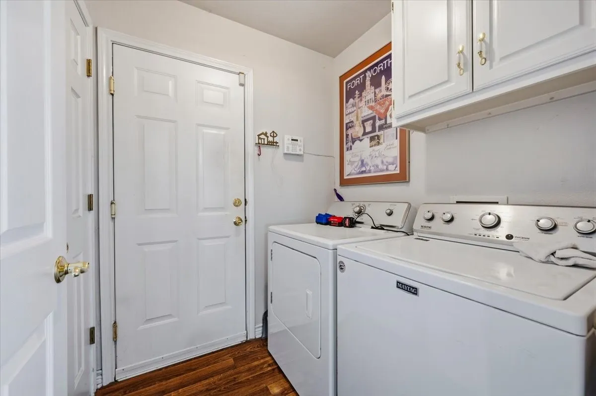 Single Family Residence For Sale in Ellis County , 510 E Avenue F, Midlothian, Texas 76065, 3 Bedroom, 2 Bathroom, 2 Garage spaces, 1,306 Sqft, built in 1999, mls#21387449, Real Estate Agent in Midlothian, Homes For Sale in Ellis county, Homes For Sale in Midlothian, Realtor in Midlothian Texas, Real Estate Brokerage Independent Realty Texas, Luminita Cordes Realtor