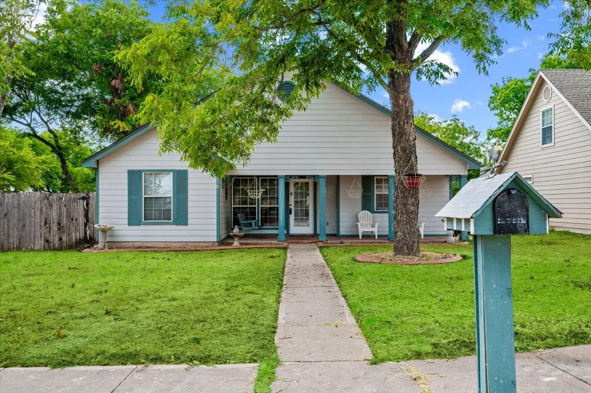 Single Family Residence For Sale in Ellis County , 510 E Avenue F, Midlothian, Texas 76065, 3 Bedroom, 2 Bathroom, 2 Garage spaces, 1,306 Sqft, built in 1999, mls#21387449, Real Estate Agent in Midlothian, Homes For Sale in Ellis county, Homes For Sale in Midlothian, Realtor in Midlothian Texas, Real Estate Brokerage Independent Realty Texas, Luminita Cordes Realtor