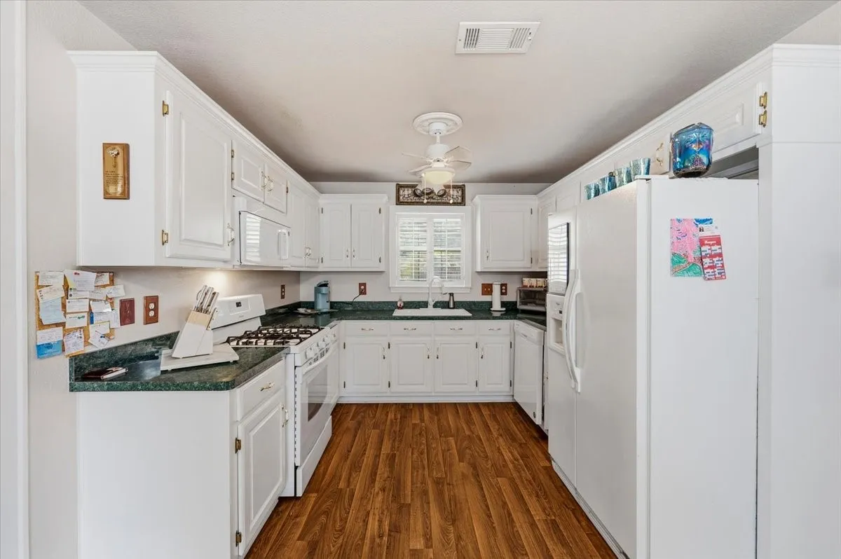 Single Family Residence For Sale in Ellis County , 510 E Avenue F, Midlothian, Texas 76065, 3 Bedroom, 2 Bathroom, 2 Garage spaces, 1,306 Sqft, built in 1999, mls#21387449, Real Estate Agent in Midlothian, Homes For Sale in Ellis county, Homes For Sale in Midlothian, Realtor in Midlothian Texas, Real Estate Brokerage Independent Realty Texas, Luminita Cordes Realtor