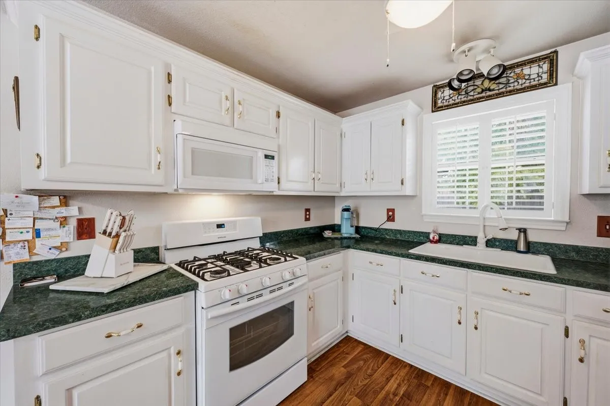 Single Family Residence For Sale in Ellis County , 510 E Avenue F, Midlothian, Texas 76065, 3 Bedroom, 2 Bathroom, 2 Garage spaces, 1,306 Sqft, built in 1999, mls#21387449, Real Estate Agent in Midlothian, Homes For Sale in Ellis county, Homes For Sale in Midlothian, Realtor in Midlothian Texas, Real Estate Brokerage Independent Realty Texas, Luminita Cordes Realtor
