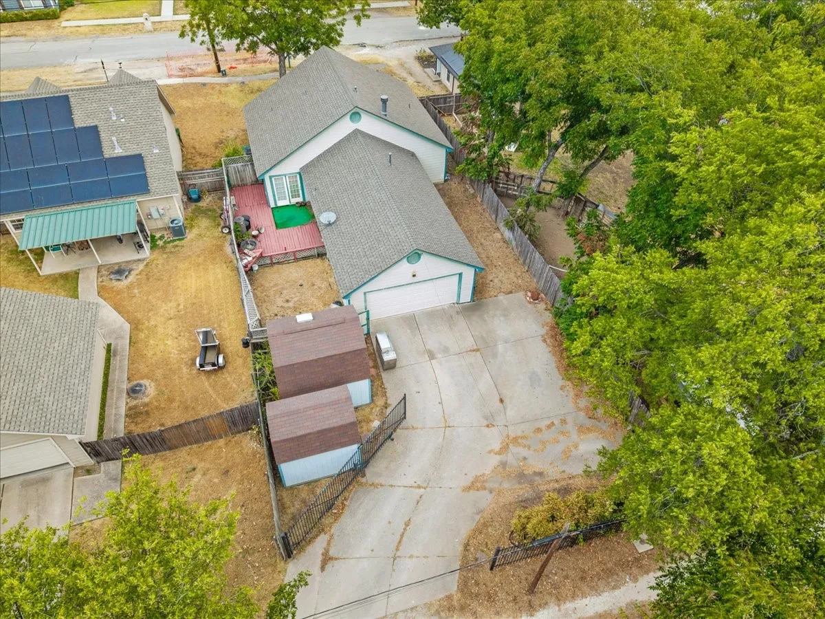 Single Family Residence For Sale in Ellis County , 510 E Avenue F, Midlothian, Texas 76065, 3 Bedroom, 2 Bathroom, 2 Garage spaces, 1,306 Sqft, built in 1999, mls#21387449, Real Estate Agent in Midlothian, Homes For Sale in Ellis county, Homes For Sale in Midlothian, Realtor in Midlothian Texas, Real Estate Brokerage Independent Realty Texas, Luminita Cordes Realtor