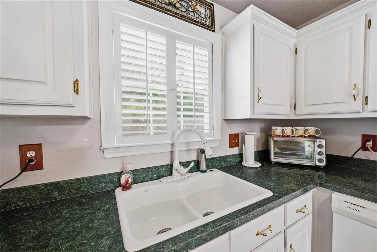 Single Family Residence For Sale in Ellis County , 510 E Avenue F, Midlothian, Texas 76065, 3 Bedroom, 2 Bathroom, 2 Garage spaces, 1,306 Sqft, built in 1999, mls#21387449, Real Estate Agent in Midlothian, Homes For Sale in Ellis county, Homes For Sale in Midlothian, Realtor in Midlothian Texas, Real Estate Brokerage Independent Realty Texas, Luminita Cordes Realtor