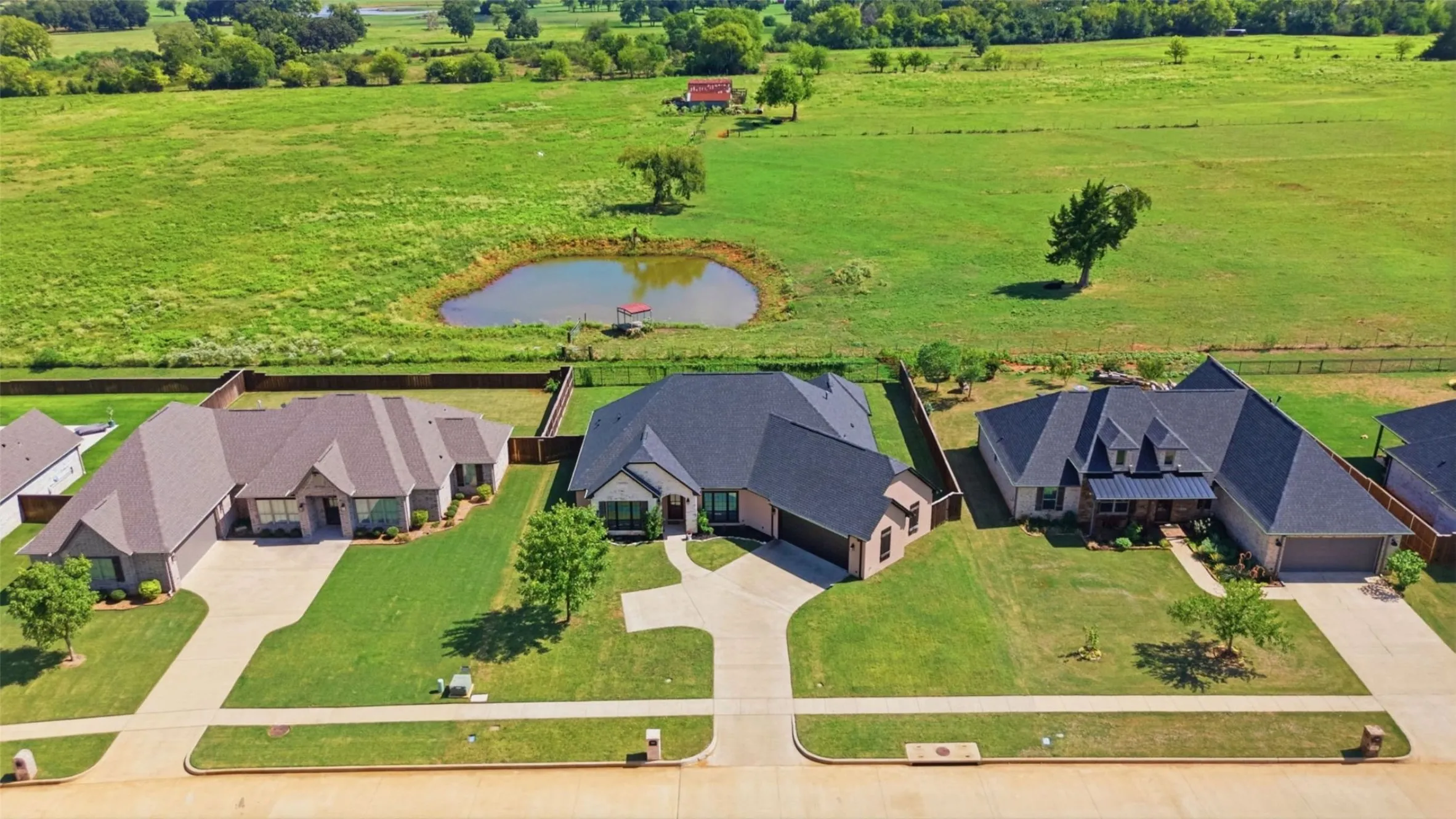 Single Family Residence For Sale in Smith County , 264 Heritage Way, Bullard, Texas 75757, 4 Bedroom, 3 Bathroom, 2 Garage spaces, 2,757 Sqft, built in 2020, mls#21387173, Real Estate Agent in Bullard, Homes For Sale in Smith county, Homes For Sale in Bullard, Realtor in Bullard Texas, Real Estate Brokerage Independent Realty Texas, Luminita Cordes Realtor