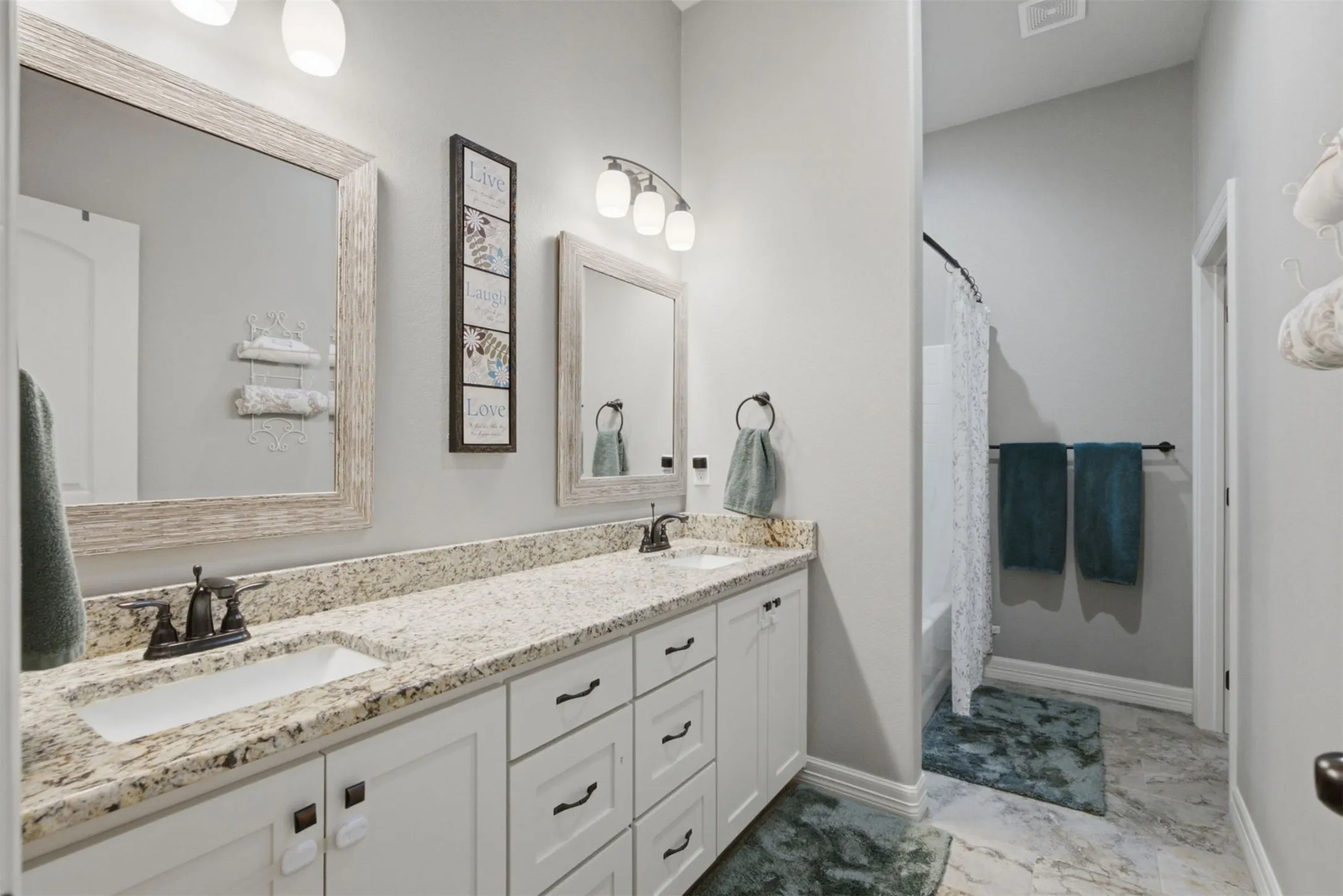 Single Family Residence For Sale in Smith County , 264 Heritage Way, Bullard, Texas 75757, 4 Bedroom, 3 Bathroom, 2 Garage spaces, 2,757 Sqft, built in 2020, mls#21387173, Real Estate Agent in Bullard, Homes For Sale in Smith county, Homes For Sale in Bullard, Realtor in Bullard Texas, Real Estate Brokerage Independent Realty Texas, Luminita Cordes Realtor