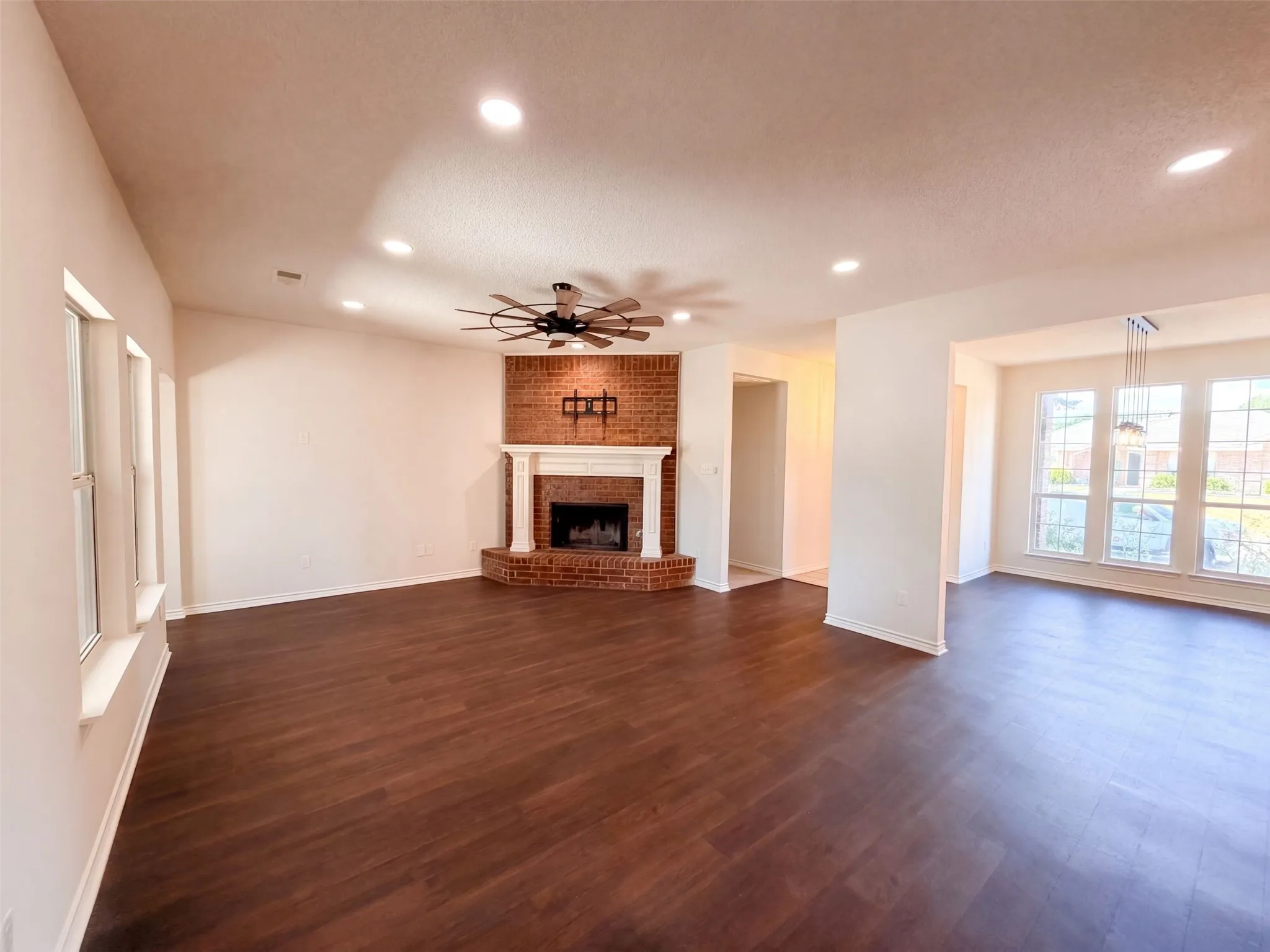 Single Family Residence For Sale in Dallas County , 2522 Palisades Place, Mesquite, Texas 75181, 4 Bedroom, 2 Bathroom, 2 Garage spaces, 2,065 Sqft, built in 1992, mls#21387463, Real Estate Agent in Mesquite, Homes For Sale in Dallas county, Homes For Sale in Mesquite, Realtor in Mesquite Texas, Real Estate Brokerage Independent Realty Texas, Luminita Cordes Realtor