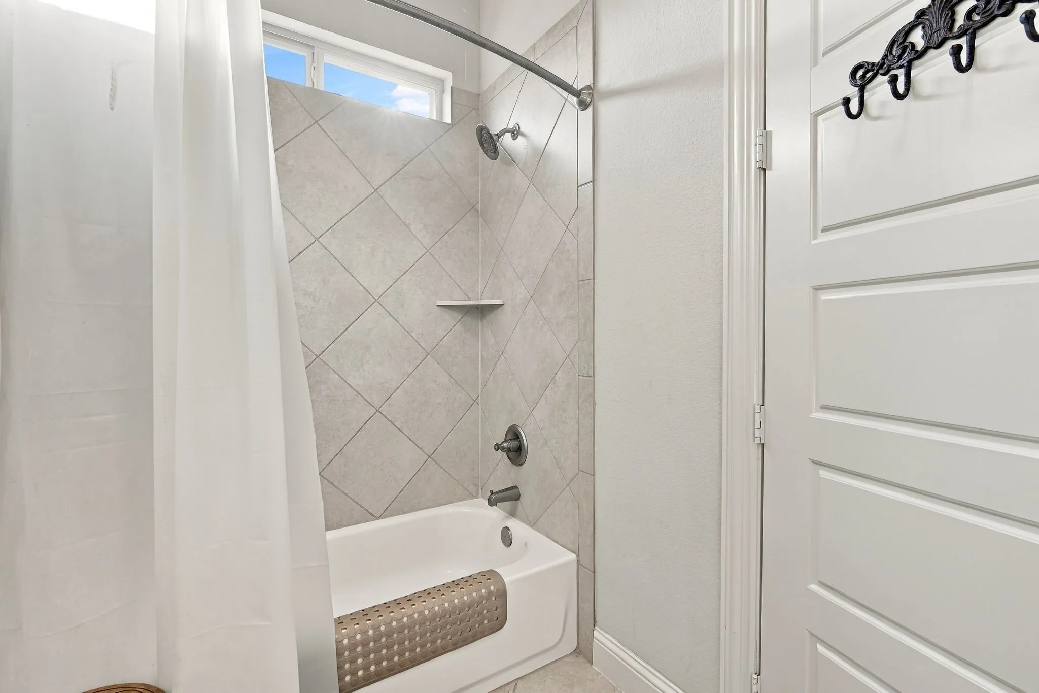 Single Family Residence For Sale in Ellis County , 5620 Limestone Lane, Midlothian, Texas 76065, 4 Bedroom, 3 Bathroom, 3 Garage spaces, 3,233 Sqft, built in 2017, mls#21387136, Real Estate Agent in Midlothian, Homes For Sale in Ellis county, Homes For Sale in Midlothian, Realtor in Midlothian Texas, Real Estate Brokerage Independent Realty Texas, Luminita Cordes Realtor