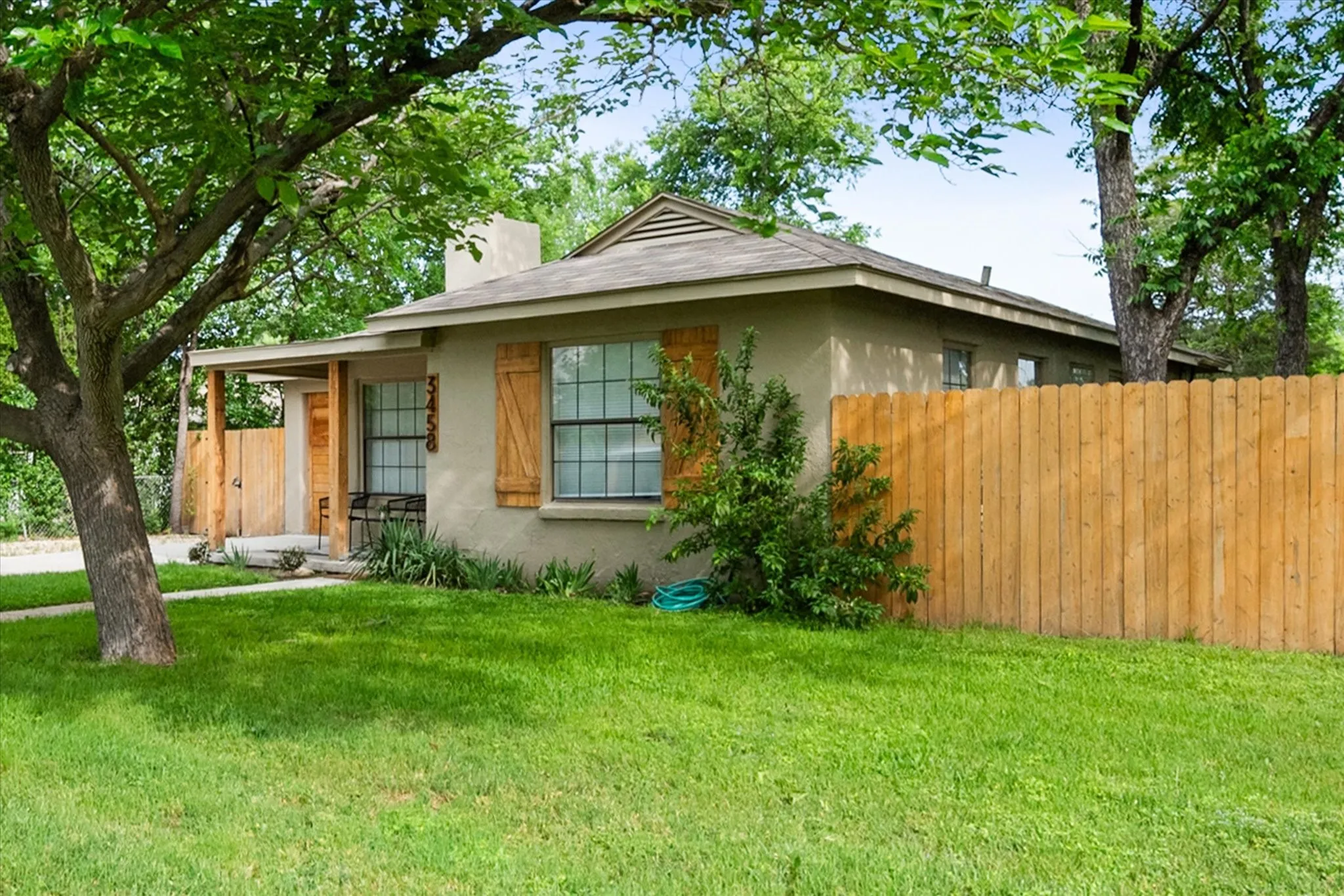 Single Family Residence For Sale in Tarrant County , 3458 Suffolk Drive, Fort Worth, Texas 76109, 3 Bedroom, 2 Bathroom, Garage spaces, 1,266 Sqft, built in 1948, mls#21387171, Real Estate Agent in Fort Worth, Homes For Sale in Tarrant county, Homes For Sale in Fort Worth, Realtor in Fort Worth Texas, Real Estate Brokerage Independent Realty Texas, Luminita Cordes Realtor