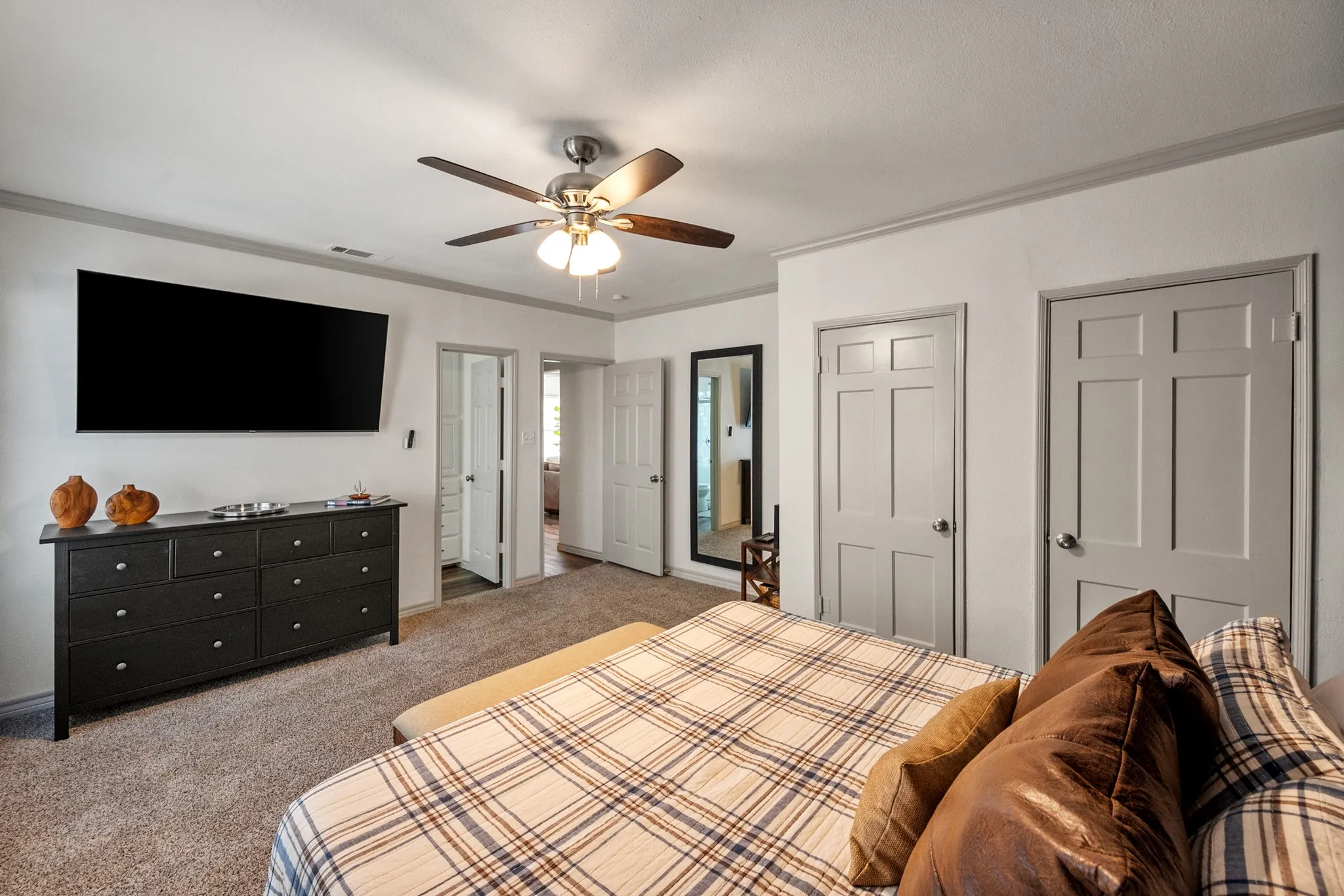 Single Family Residence For Sale in Tarrant County , 3458 Suffolk Drive, Fort Worth, Texas 76109, 3 Bedroom, 2 Bathroom, Garage spaces, 1,266 Sqft, built in 1948, mls#21387171, Real Estate Agent in Fort Worth, Homes For Sale in Tarrant county, Homes For Sale in Fort Worth, Realtor in Fort Worth Texas, Real Estate Brokerage Independent Realty Texas, Luminita Cordes Realtor