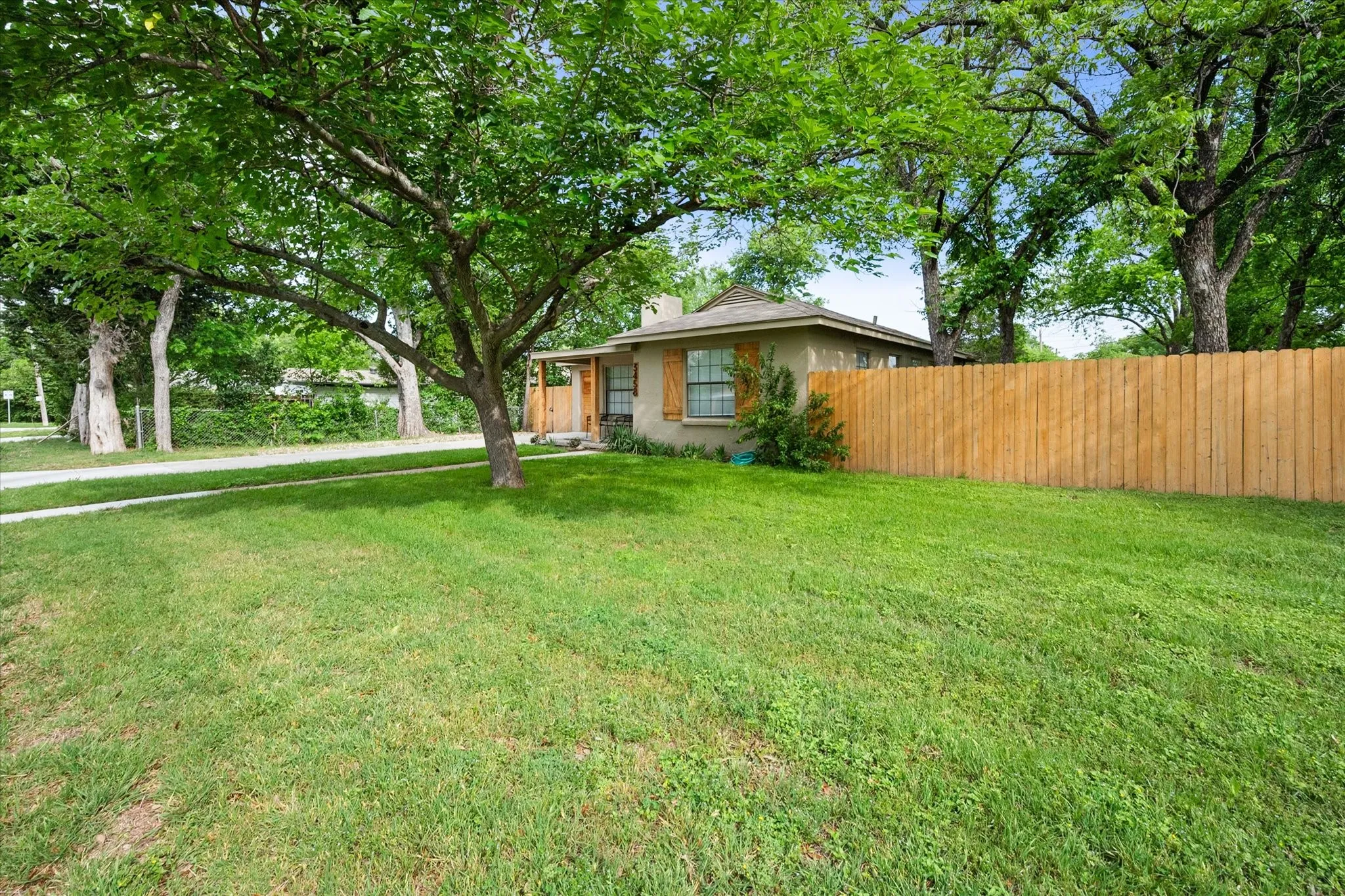 Single Family Residence For Sale in Tarrant County , 3458 Suffolk Drive, Fort Worth, Texas 76109, 3 Bedroom, 2 Bathroom, Garage spaces, 1,266 Sqft, built in 1948, mls#21387171, Real Estate Agent in Fort Worth, Homes For Sale in Tarrant county, Homes For Sale in Fort Worth, Realtor in Fort Worth Texas, Real Estate Brokerage Independent Realty Texas, Luminita Cordes Realtor