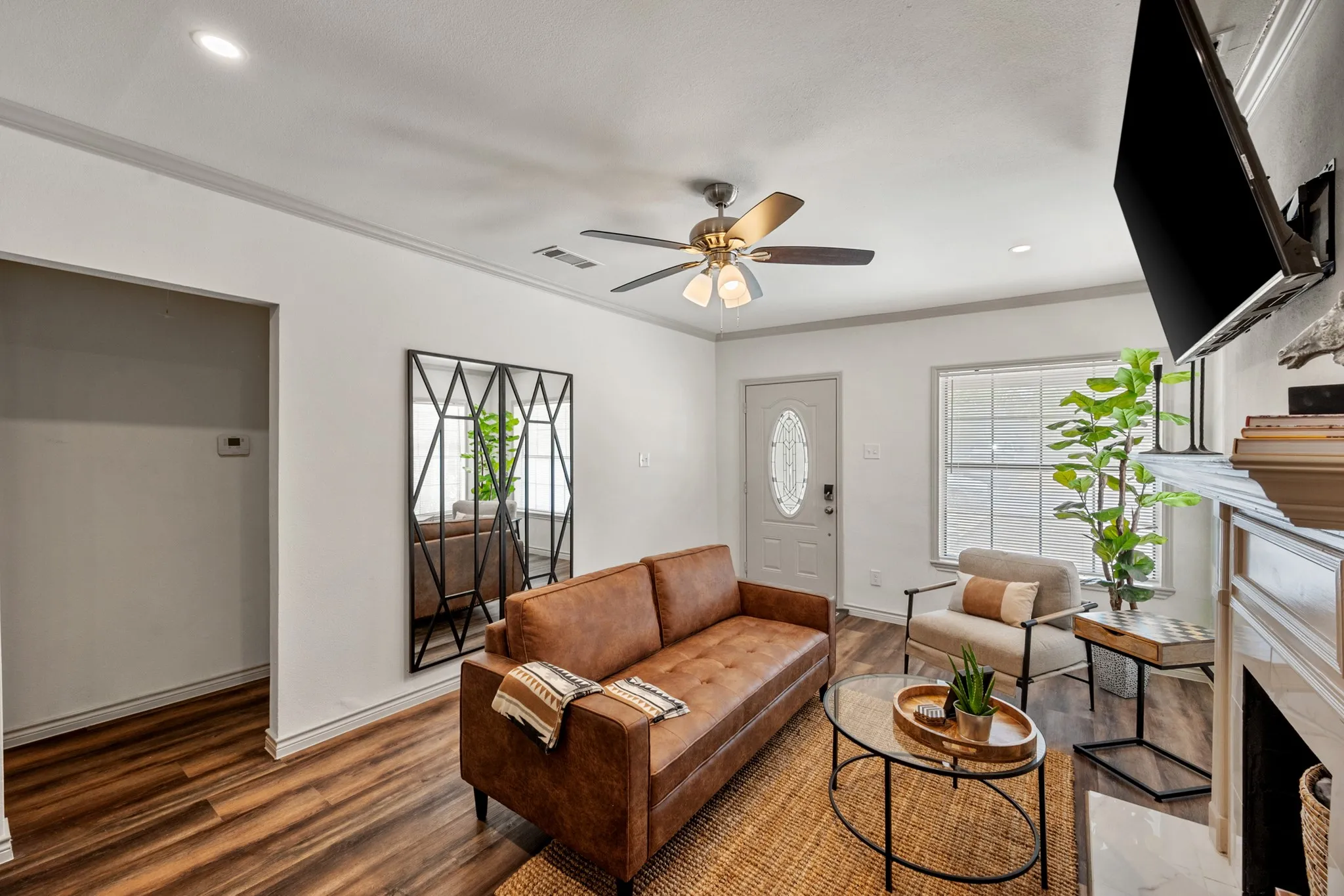 Single Family Residence For Sale in Tarrant County , 3458 Suffolk Drive, Fort Worth, Texas 76109, 3 Bedroom, 2 Bathroom, Garage spaces, 1,266 Sqft, built in 1948, mls#21387171, Real Estate Agent in Fort Worth, Homes For Sale in Tarrant county, Homes For Sale in Fort Worth, Realtor in Fort Worth Texas, Real Estate Brokerage Independent Realty Texas, Luminita Cordes Realtor