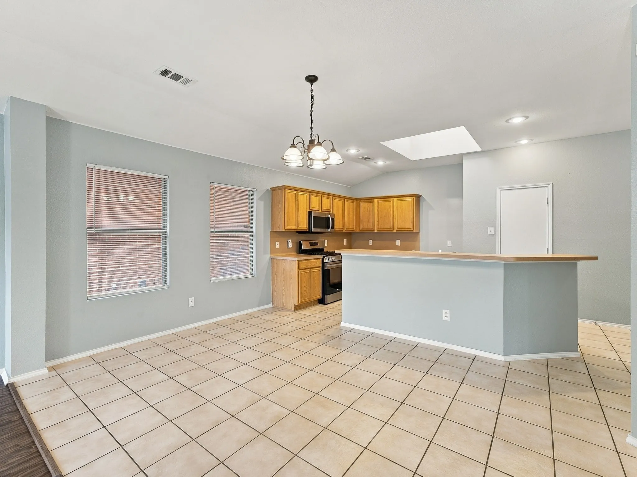 Single Family Residence For Rent in Tarrant County , 5820 Show Master Lane, Fort Worth, Texas 76179, 3 Bedroom, 2 Bathroom, 2 Garage spaces, 1,820 Sqft, built in 2005, mls#21385764, Real Estate Agent in Fort Worth, Homes For Rent in Tarrant county, Homes For Rent in Fort Worth, Realtor in Fort Worth Texas, Real Estate Brokerage Independent Realty Texas, Luminita Cordes Realtor