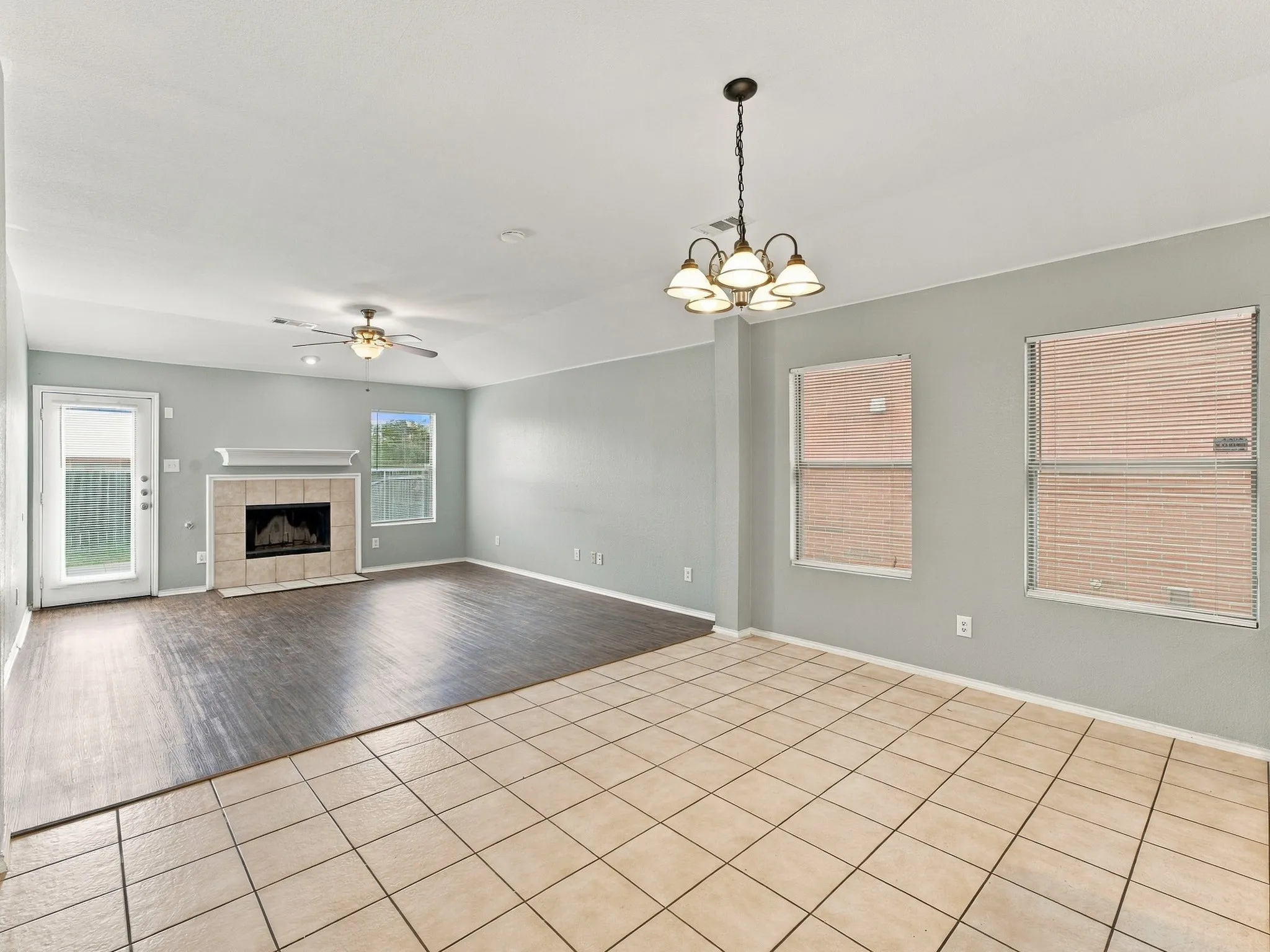 Single Family Residence For Rent in Tarrant County , 5820 Show Master Lane, Fort Worth, Texas 76179, 3 Bedroom, 2 Bathroom, 2 Garage spaces, 1,820 Sqft, built in 2005, mls#21385764, Real Estate Agent in Fort Worth, Homes For Rent in Tarrant county, Homes For Rent in Fort Worth, Realtor in Fort Worth Texas, Real Estate Brokerage Independent Realty Texas, Luminita Cordes Realtor
