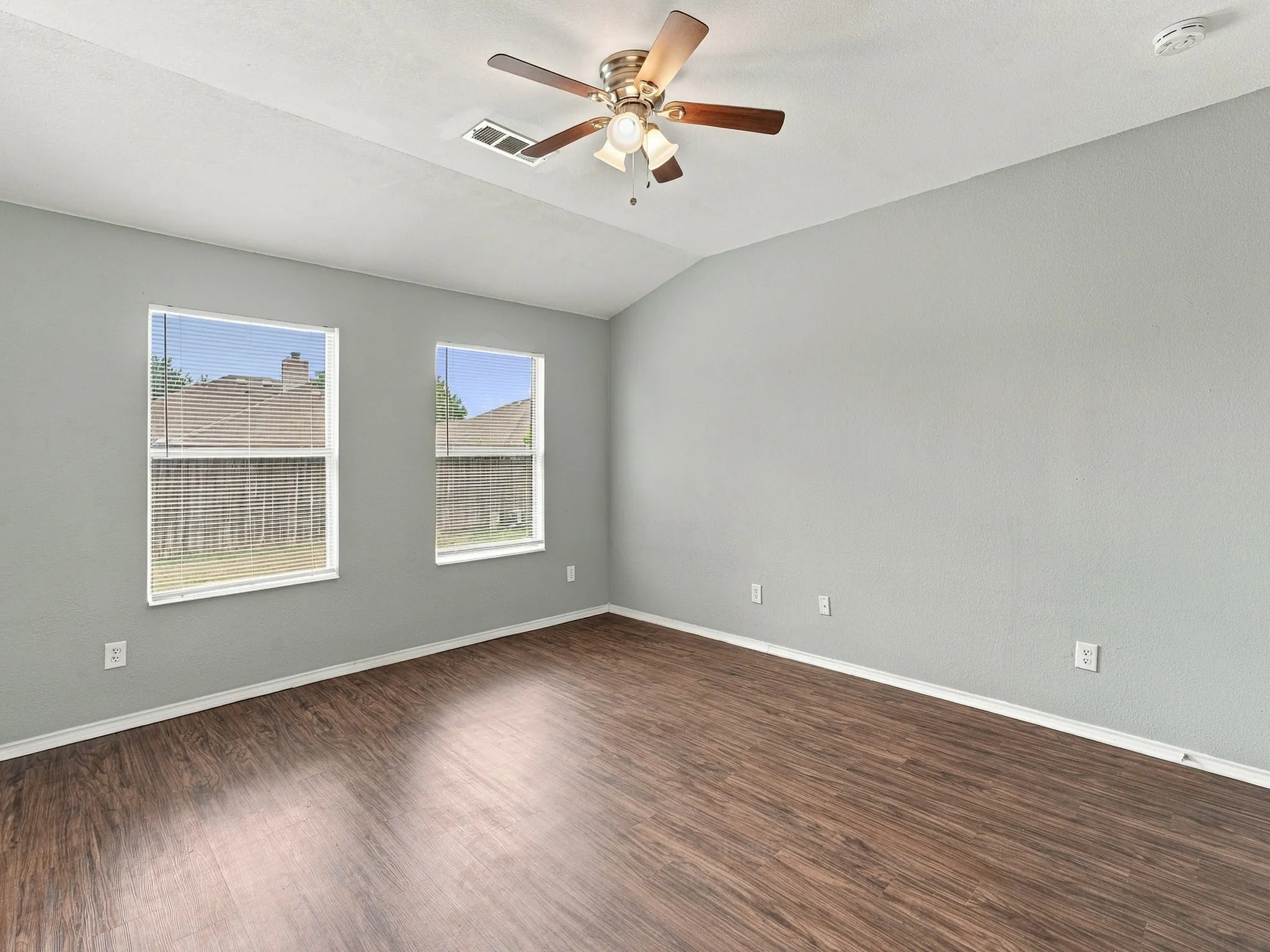 Single Family Residence For Rent in Tarrant County , 5820 Show Master Lane, Fort Worth, Texas 76179, 3 Bedroom, 2 Bathroom, 2 Garage spaces, 1,820 Sqft, built in 2005, mls#21385764, Real Estate Agent in Fort Worth, Homes For Rent in Tarrant county, Homes For Rent in Fort Worth, Realtor in Fort Worth Texas, Real Estate Brokerage Independent Realty Texas, Luminita Cordes Realtor