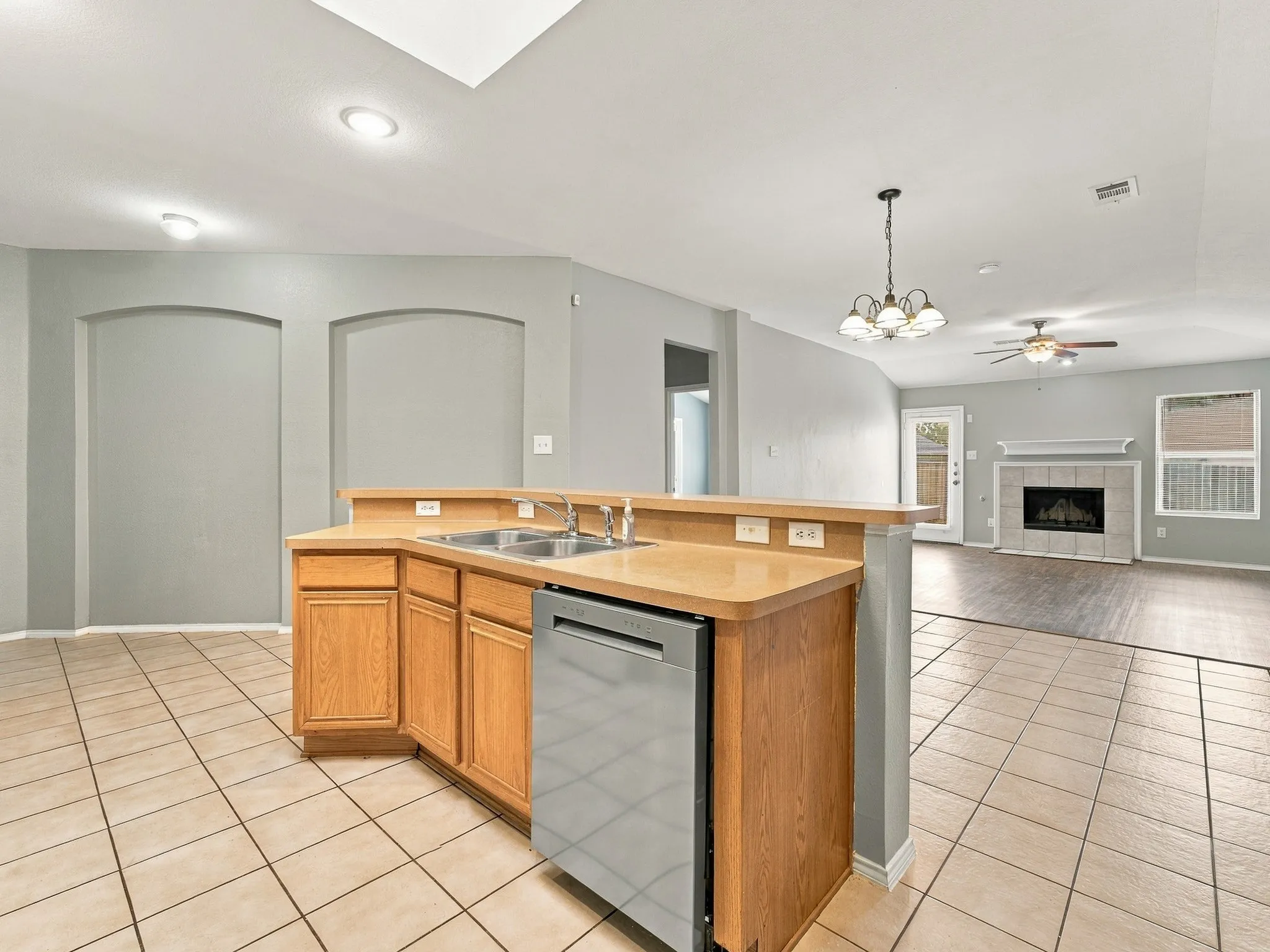 Single Family Residence For Rent in Tarrant County , 5820 Show Master Lane, Fort Worth, Texas 76179, 3 Bedroom, 2 Bathroom, 2 Garage spaces, 1,820 Sqft, built in 2005, mls#21385764, Real Estate Agent in Fort Worth, Homes For Rent in Tarrant county, Homes For Rent in Fort Worth, Realtor in Fort Worth Texas, Real Estate Brokerage Independent Realty Texas, Luminita Cordes Realtor