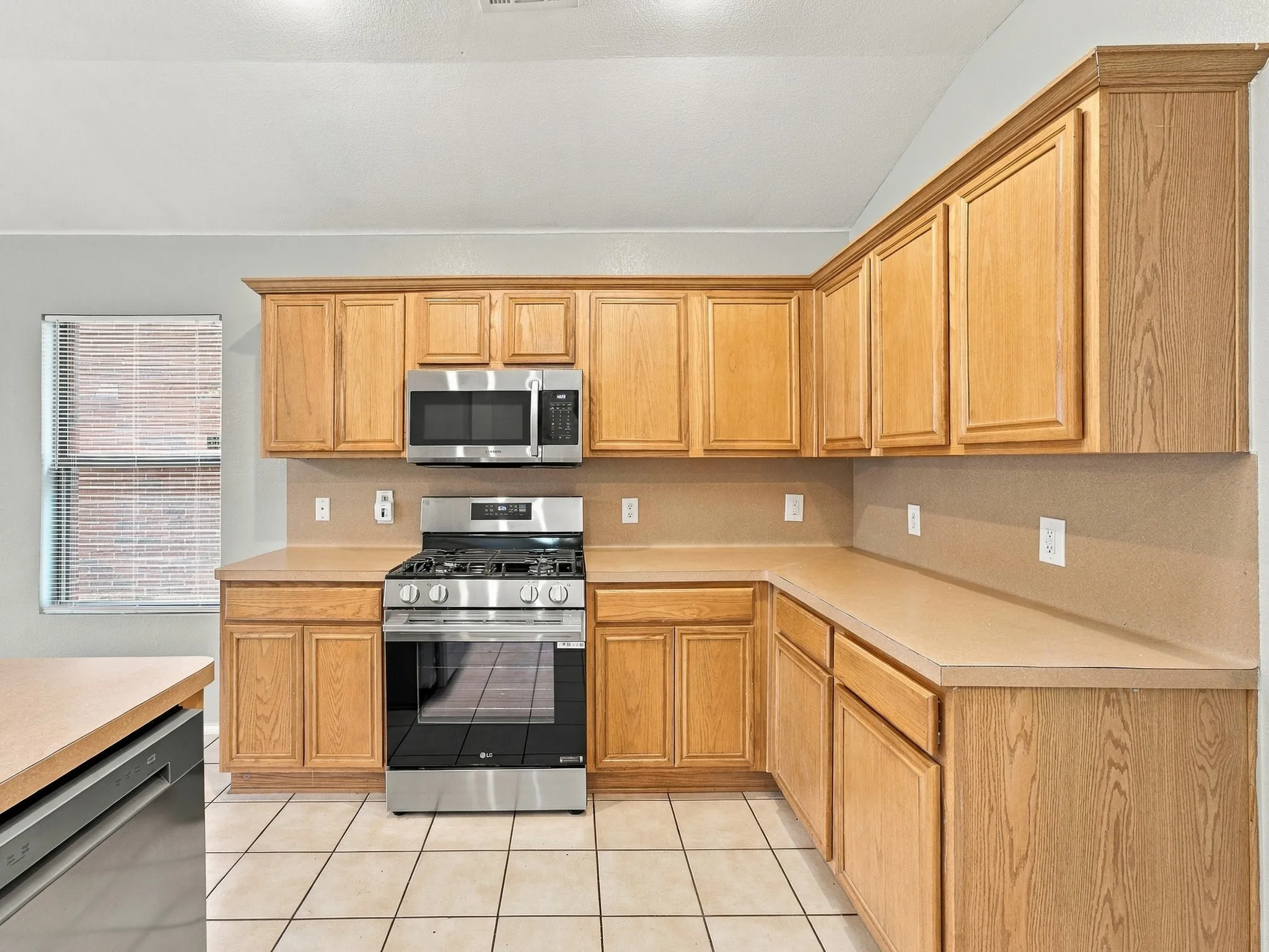 Single Family Residence For Rent in Tarrant County , 5820 Show Master Lane, Fort Worth, Texas 76179, 3 Bedroom, 2 Bathroom, 2 Garage spaces, 1,820 Sqft, built in 2005, mls#21385764, Real Estate Agent in Fort Worth, Homes For Rent in Tarrant county, Homes For Rent in Fort Worth, Realtor in Fort Worth Texas, Real Estate Brokerage Independent Realty Texas, Luminita Cordes Realtor