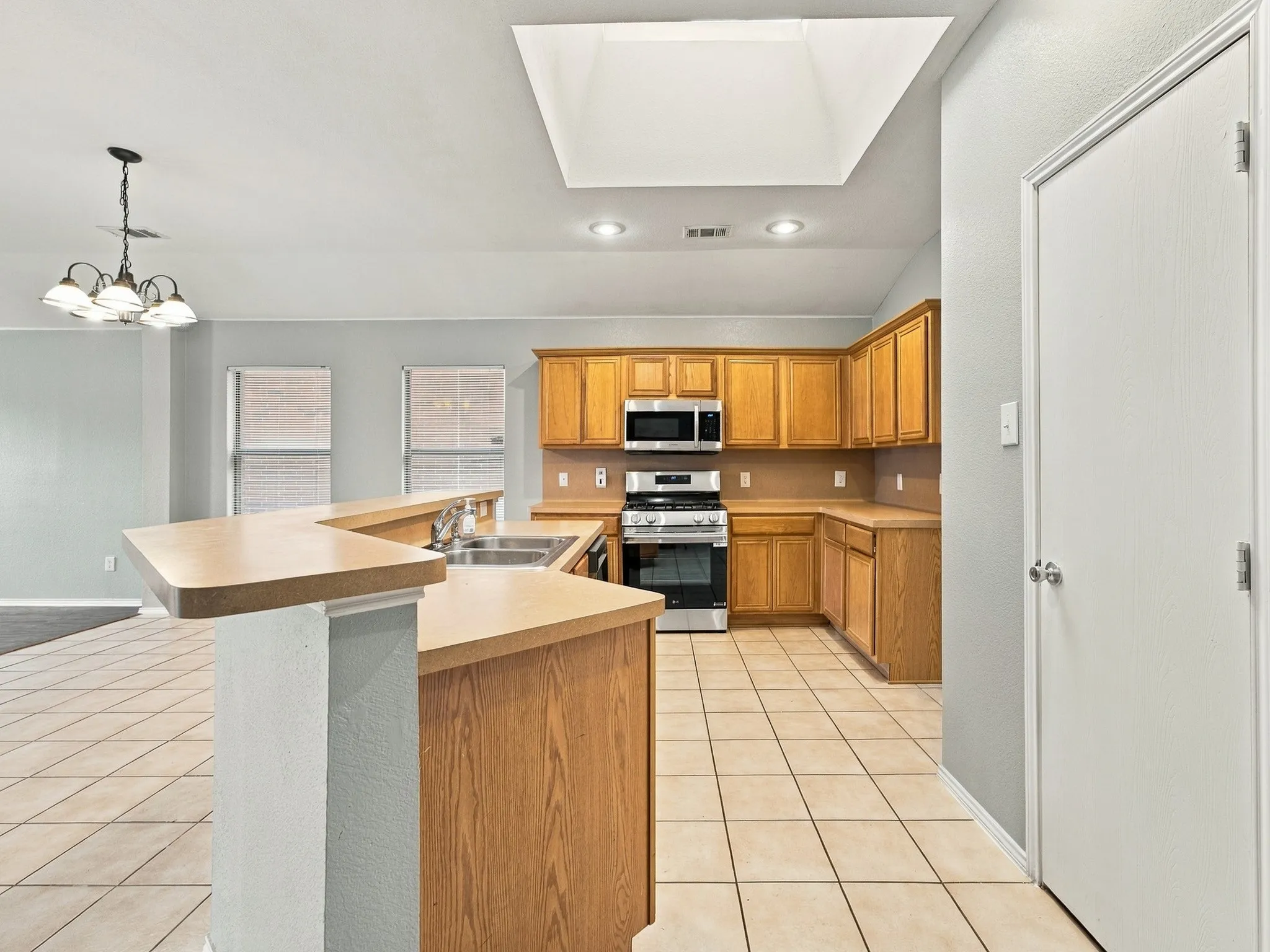 Single Family Residence For Rent in Tarrant County , 5820 Show Master Lane, Fort Worth, Texas 76179, 3 Bedroom, 2 Bathroom, 2 Garage spaces, 1,820 Sqft, built in 2005, mls#21385764, Real Estate Agent in Fort Worth, Homes For Rent in Tarrant county, Homes For Rent in Fort Worth, Realtor in Fort Worth Texas, Real Estate Brokerage Independent Realty Texas, Luminita Cordes Realtor