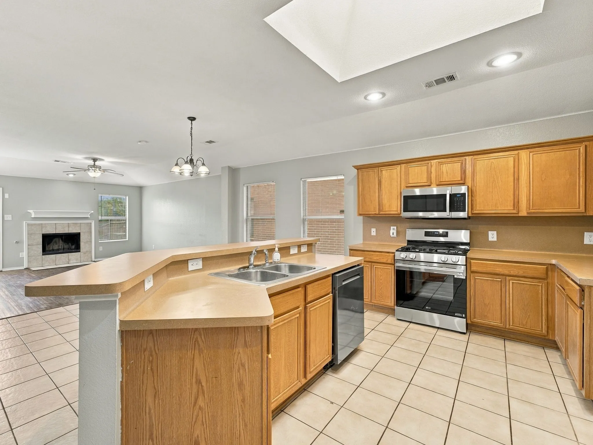Single Family Residence For Rent in Tarrant County , 5820 Show Master Lane, Fort Worth, Texas 76179, 3 Bedroom, 2 Bathroom, 2 Garage spaces, 1,820 Sqft, built in 2005, mls#21385764, Real Estate Agent in Fort Worth, Homes For Rent in Tarrant county, Homes For Rent in Fort Worth, Realtor in Fort Worth Texas, Real Estate Brokerage Independent Realty Texas, Luminita Cordes Realtor