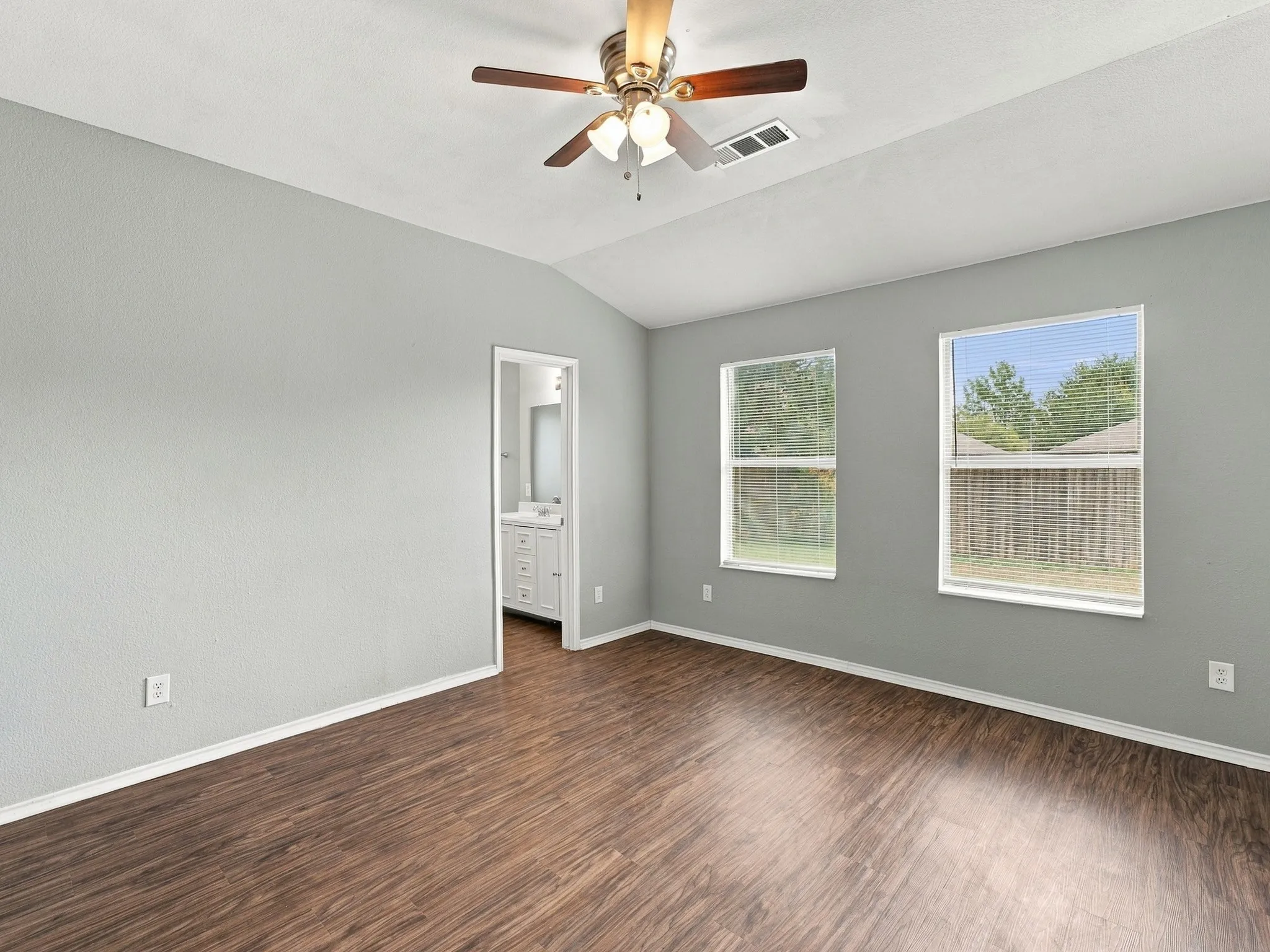 Single Family Residence For Rent in Tarrant County , 5820 Show Master Lane, Fort Worth, Texas 76179, 3 Bedroom, 2 Bathroom, 2 Garage spaces, 1,820 Sqft, built in 2005, mls#21385764, Real Estate Agent in Fort Worth, Homes For Rent in Tarrant county, Homes For Rent in Fort Worth, Realtor in Fort Worth Texas, Real Estate Brokerage Independent Realty Texas, Luminita Cordes Realtor