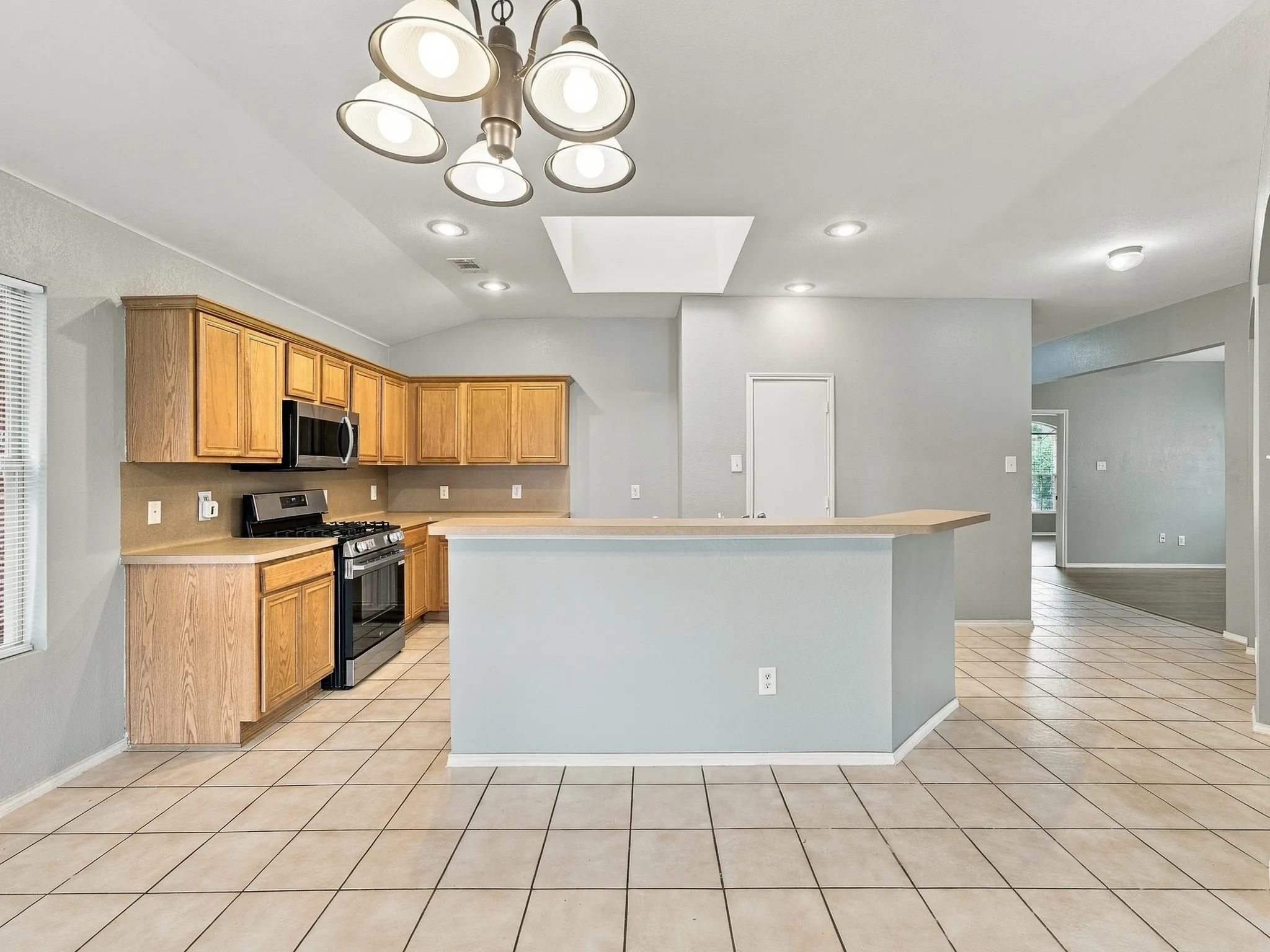 Single Family Residence For Rent in Tarrant County , 5820 Show Master Lane, Fort Worth, Texas 76179, 3 Bedroom, 2 Bathroom, 2 Garage spaces, 1,820 Sqft, built in 2005, mls#21385764, Real Estate Agent in Fort Worth, Homes For Rent in Tarrant county, Homes For Rent in Fort Worth, Realtor in Fort Worth Texas, Real Estate Brokerage Independent Realty Texas, Luminita Cordes Realtor