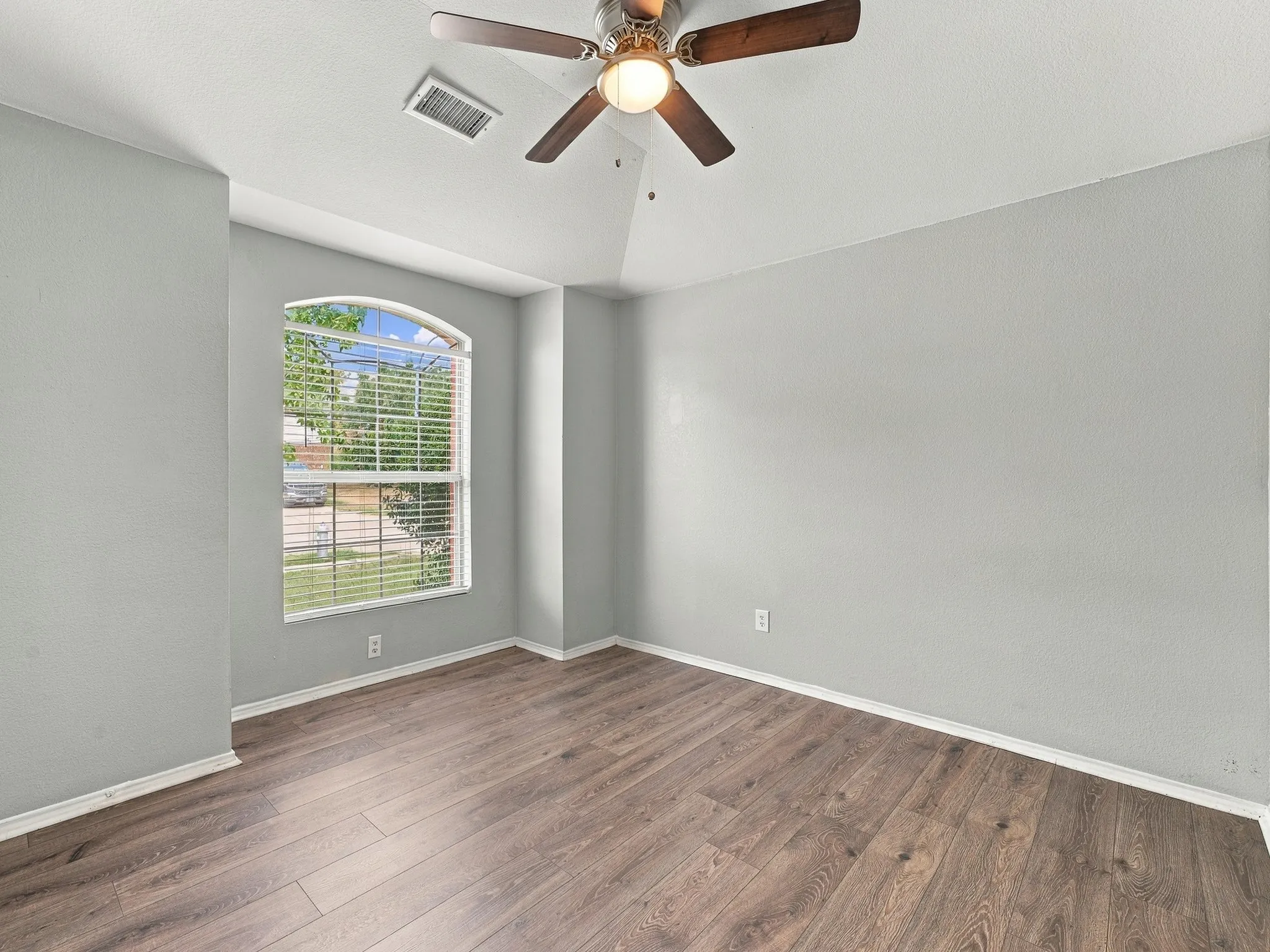 Single Family Residence For Rent in Tarrant County , 5820 Show Master Lane, Fort Worth, Texas 76179, 3 Bedroom, 2 Bathroom, 2 Garage spaces, 1,820 Sqft, built in 2005, mls#21385764, Real Estate Agent in Fort Worth, Homes For Rent in Tarrant county, Homes For Rent in Fort Worth, Realtor in Fort Worth Texas, Real Estate Brokerage Independent Realty Texas, Luminita Cordes Realtor