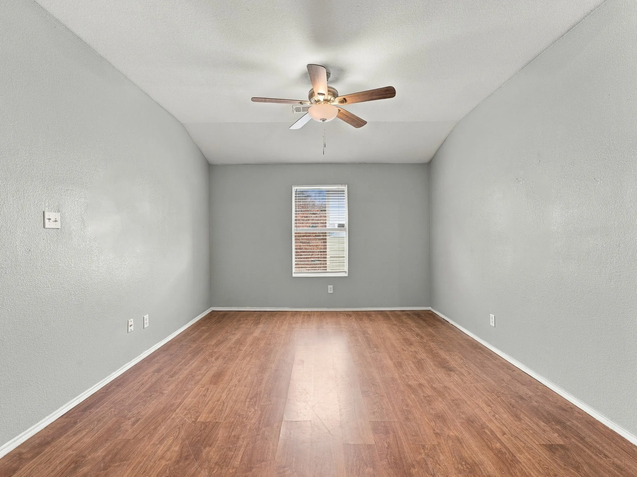 Single Family Residence For Rent in Tarrant County , 5820 Show Master Lane, Fort Worth, Texas 76179, 3 Bedroom, 2 Bathroom, 2 Garage spaces, 1,820 Sqft, built in 2005, mls#21385764, Real Estate Agent in Fort Worth, Homes For Rent in Tarrant county, Homes For Rent in Fort Worth, Realtor in Fort Worth Texas, Real Estate Brokerage Independent Realty Texas, Luminita Cordes Realtor