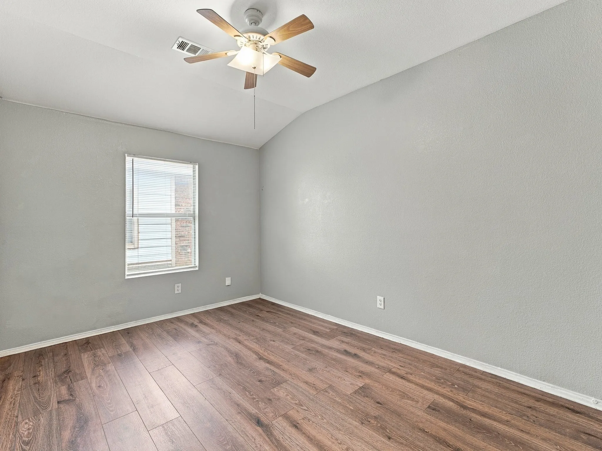 Single Family Residence For Rent in Tarrant County , 5820 Show Master Lane, Fort Worth, Texas 76179, 3 Bedroom, 2 Bathroom, 2 Garage spaces, 1,820 Sqft, built in 2005, mls#21385764, Real Estate Agent in Fort Worth, Homes For Rent in Tarrant county, Homes For Rent in Fort Worth, Realtor in Fort Worth Texas, Real Estate Brokerage Independent Realty Texas, Luminita Cordes Realtor