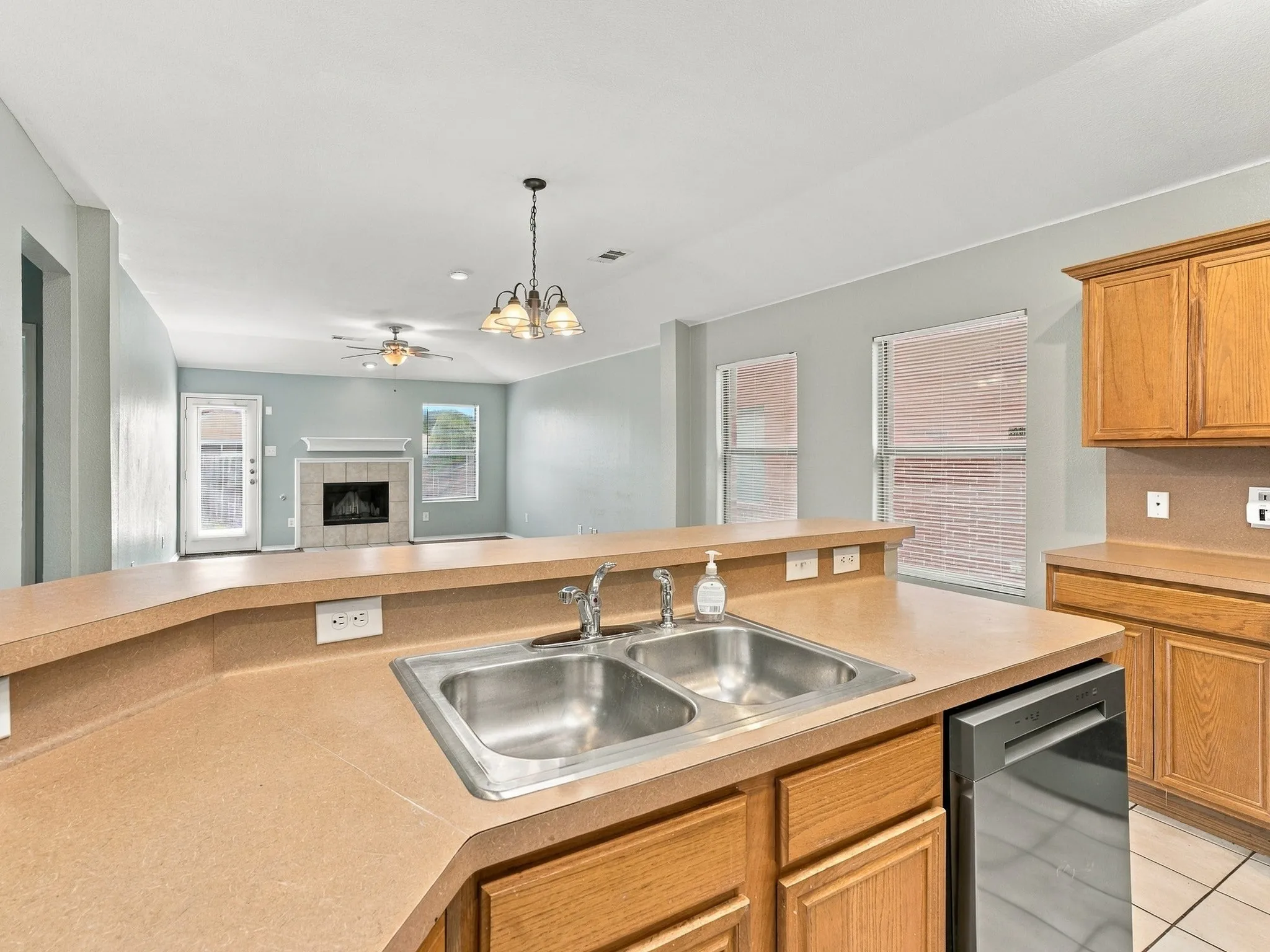 Single Family Residence For Rent in Tarrant County , 5820 Show Master Lane, Fort Worth, Texas 76179, 3 Bedroom, 2 Bathroom, 2 Garage spaces, 1,820 Sqft, built in 2005, mls#21385764, Real Estate Agent in Fort Worth, Homes For Rent in Tarrant county, Homes For Rent in Fort Worth, Realtor in Fort Worth Texas, Real Estate Brokerage Independent Realty Texas, Luminita Cordes Realtor